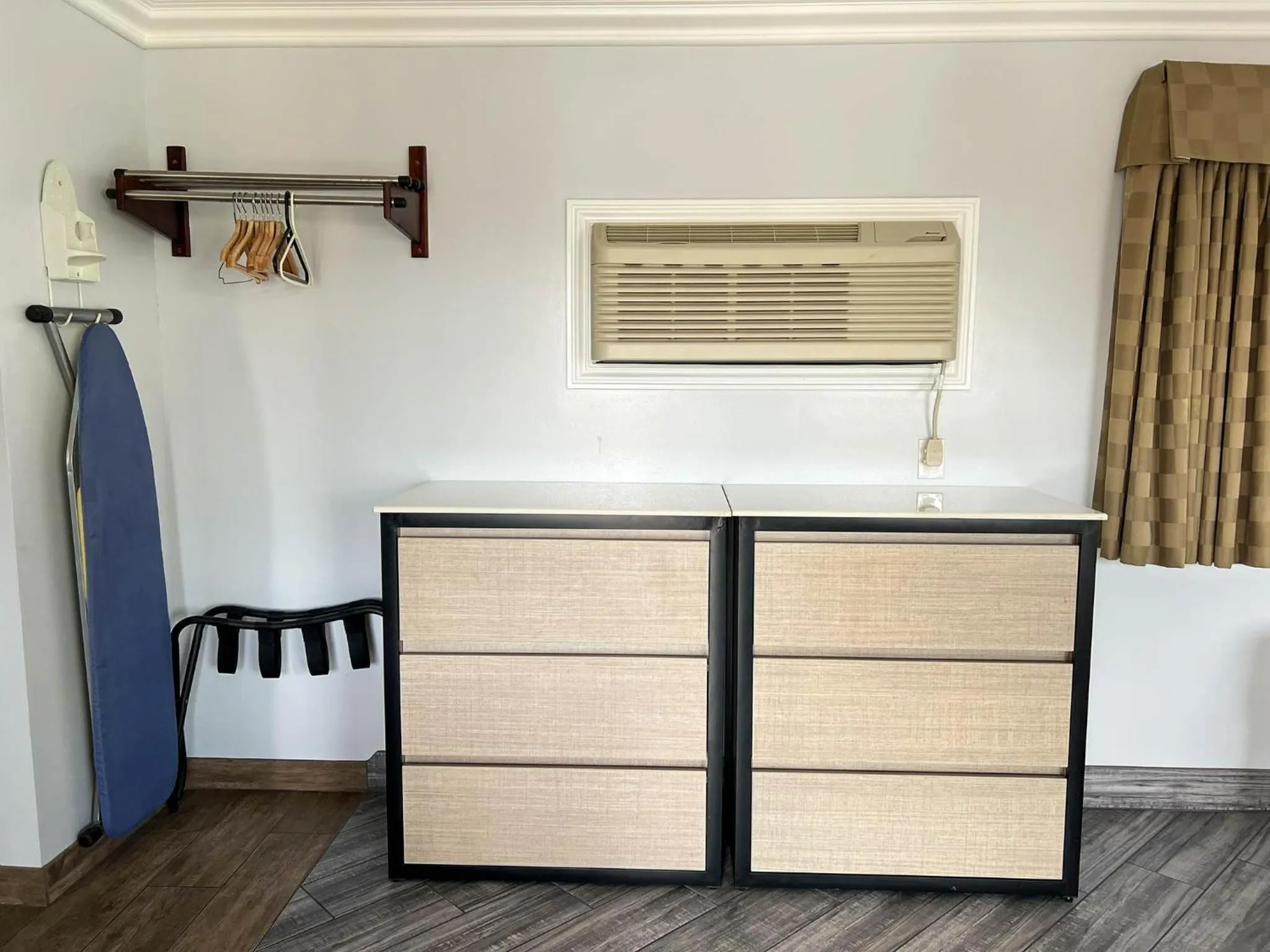 wardrobe in Viking Motel-Ventura