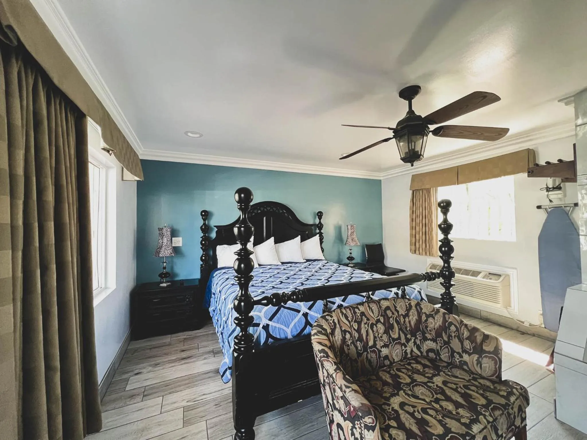 Photo of the whole room, Bed in Viking Motel-Ventura