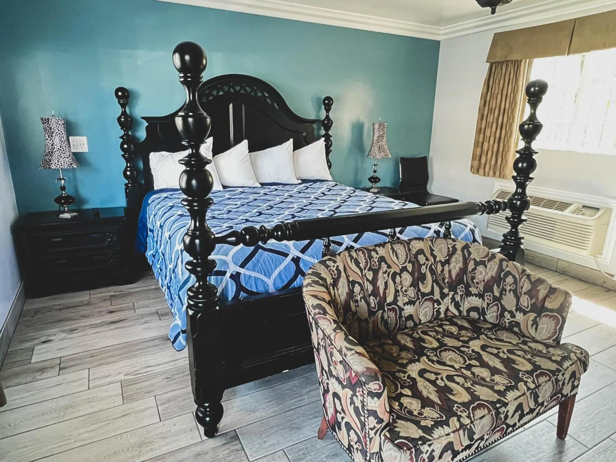 Bedroom, Bed in Viking Motel-Ventura