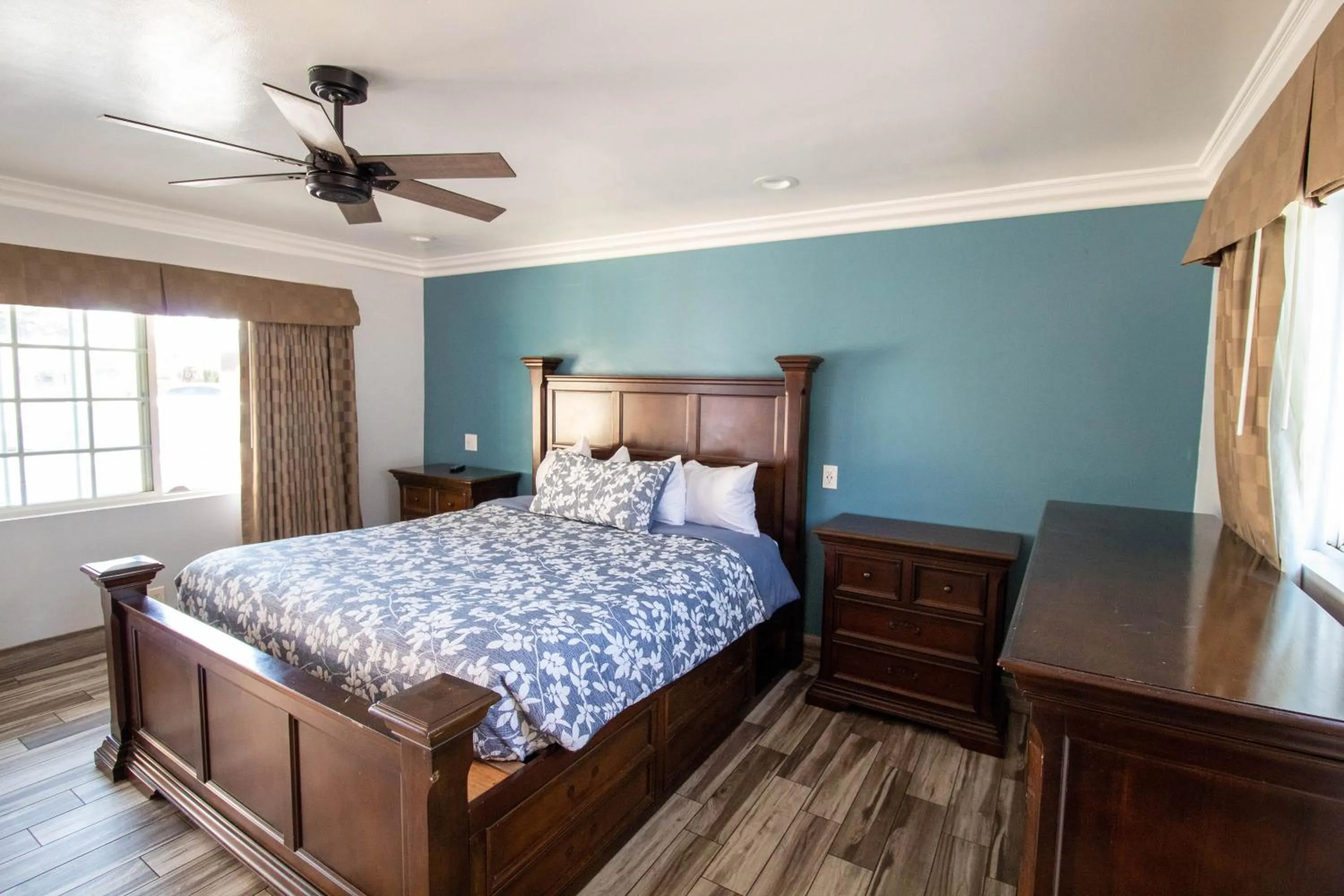 Photo of the whole room, Bed in Viking Motel-Ventura