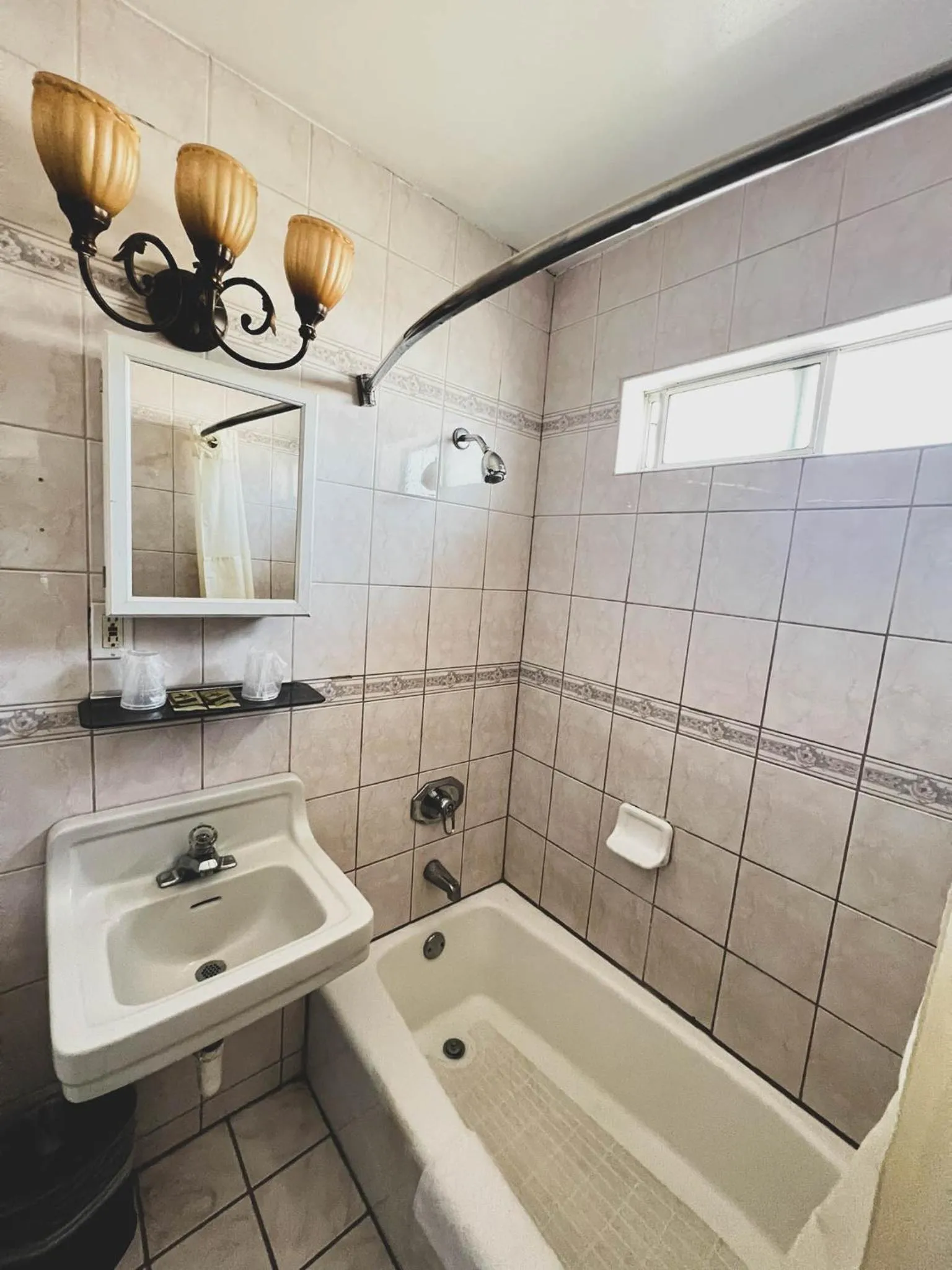 Shower in Viking Motel-Ventura