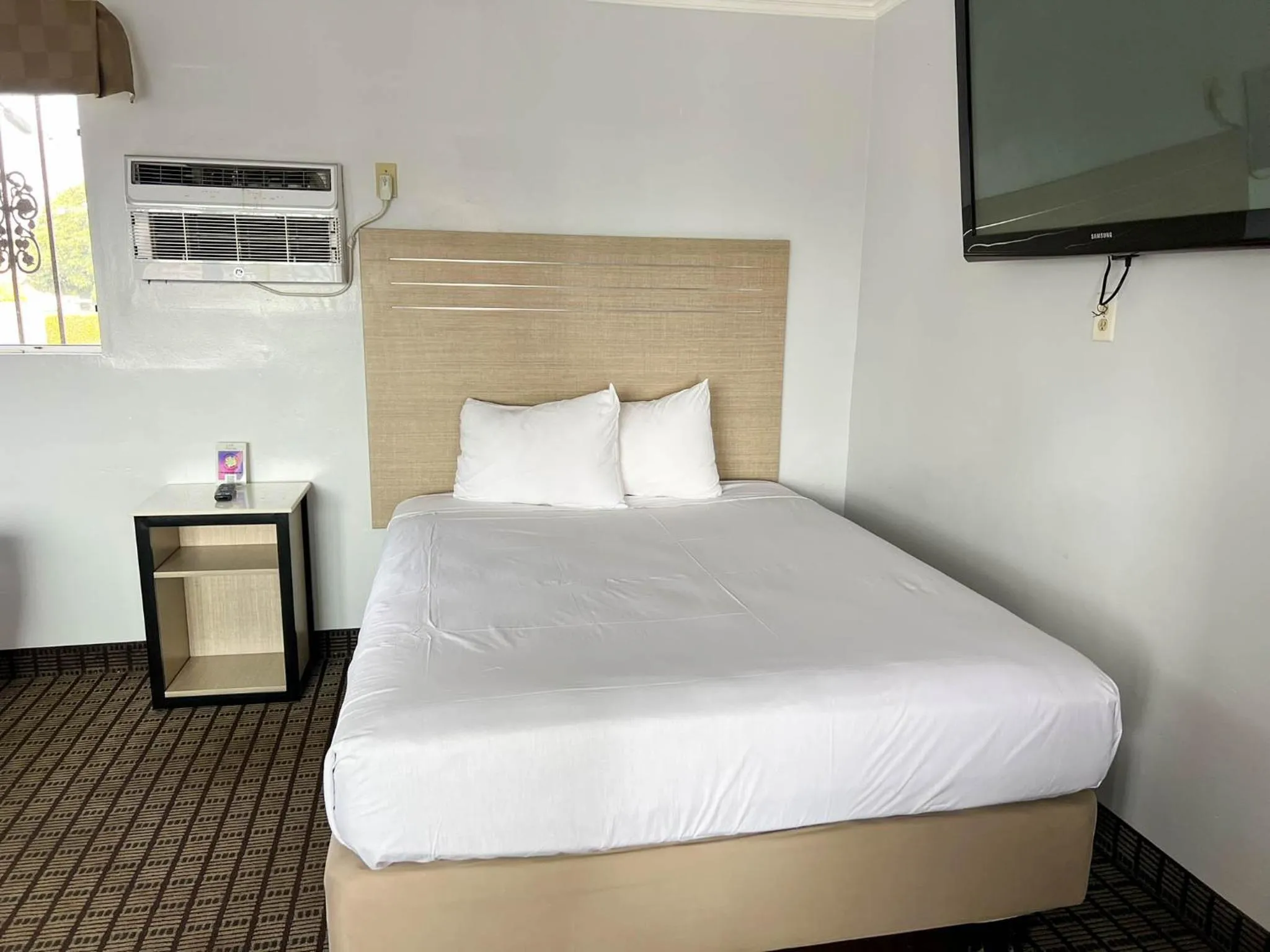 Bed in Viking Motel-Ventura