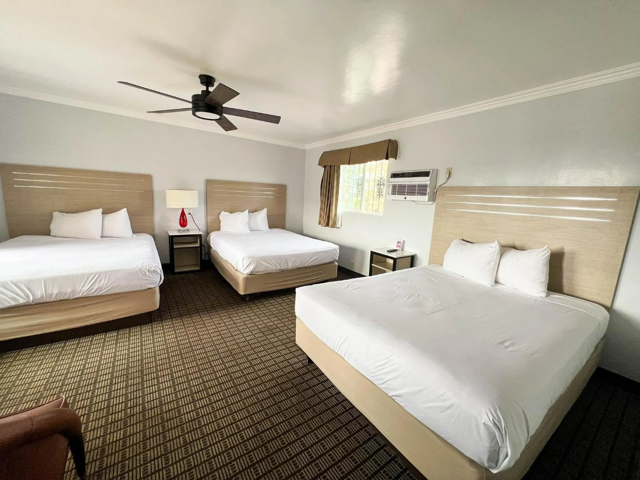 Photo of the whole room, Bed in Viking Motel-Ventura