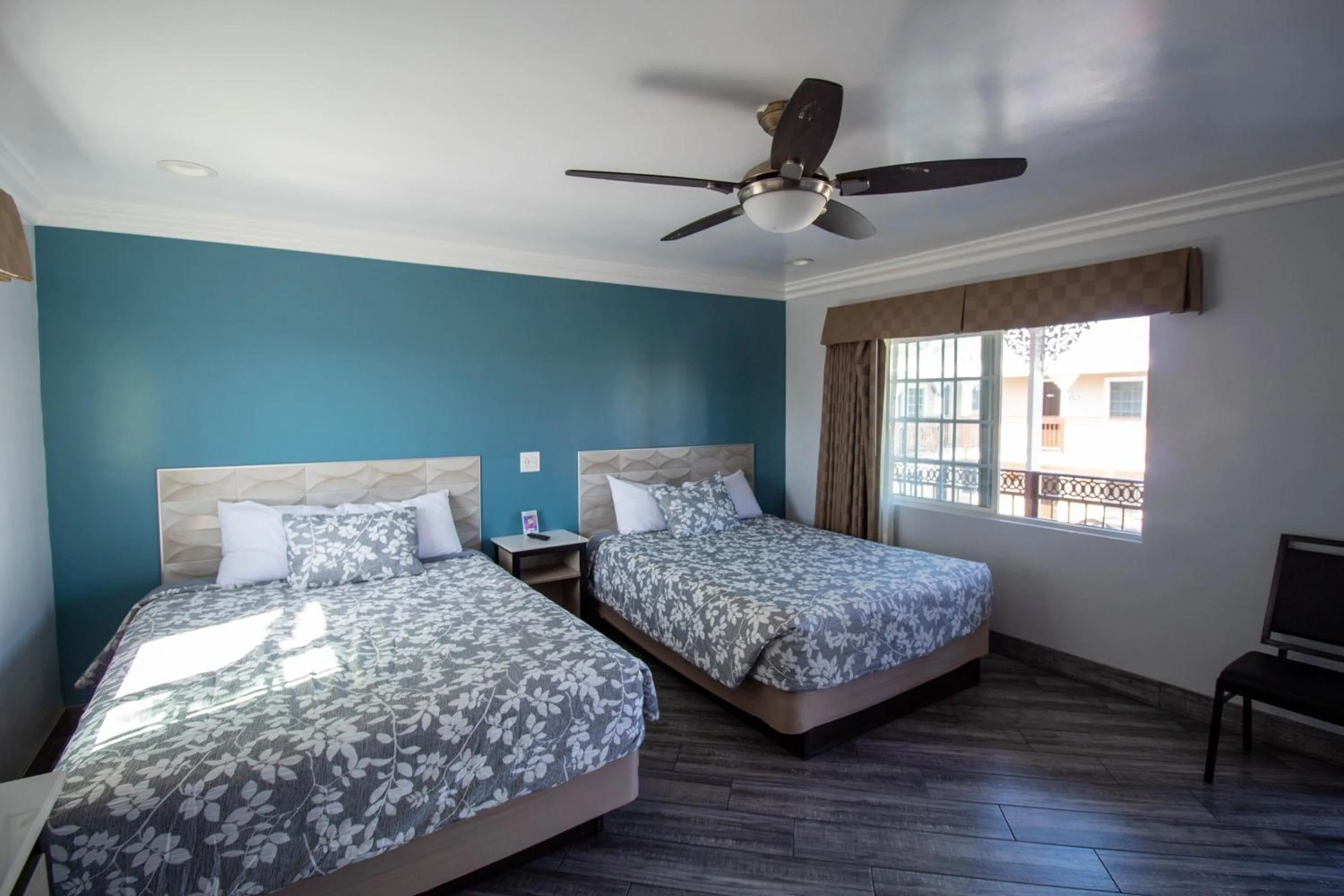 Photo of the whole room, Bed in Viking Motel-Ventura