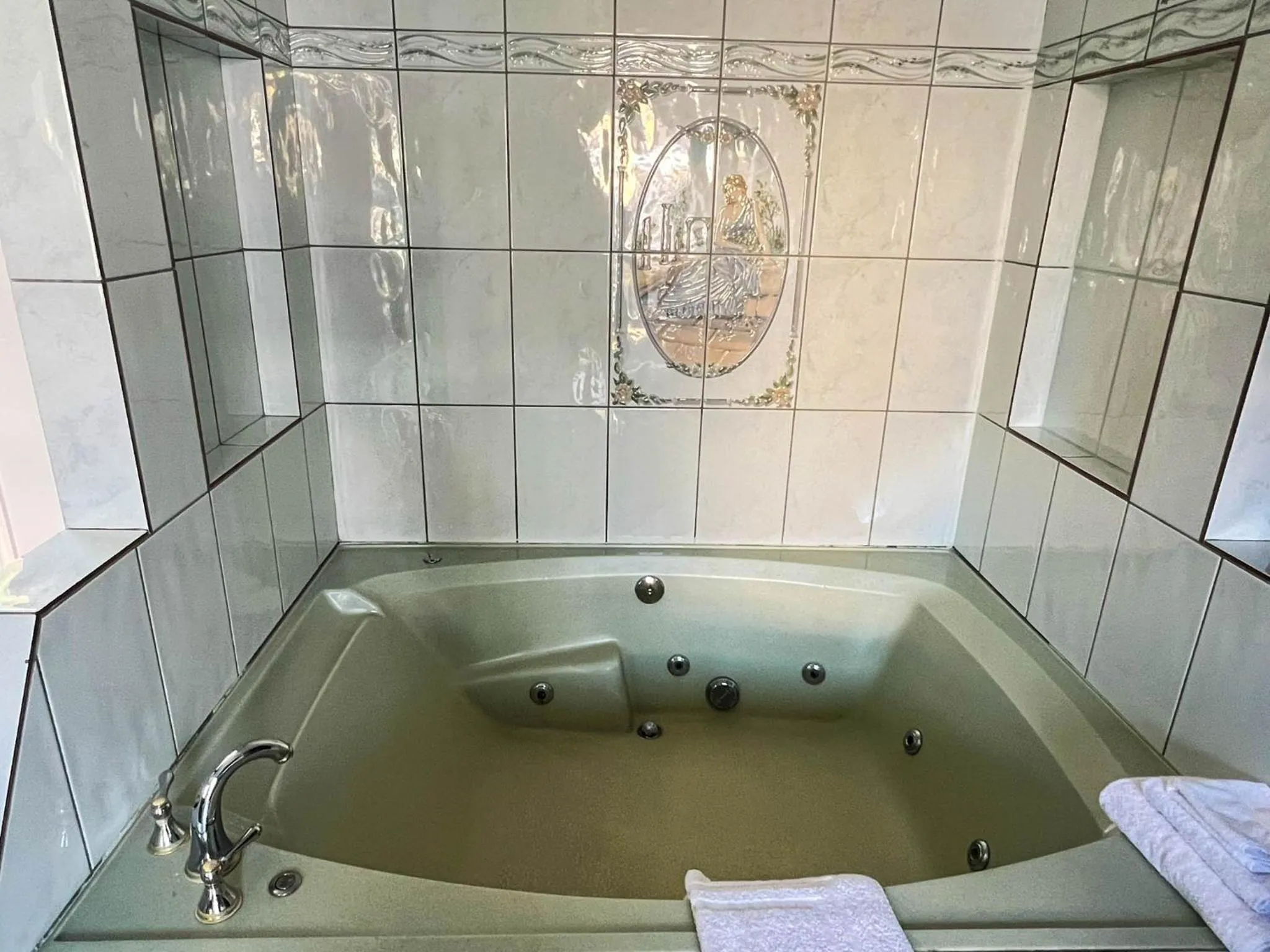 Hot Tub in Viking Motel-Ventura