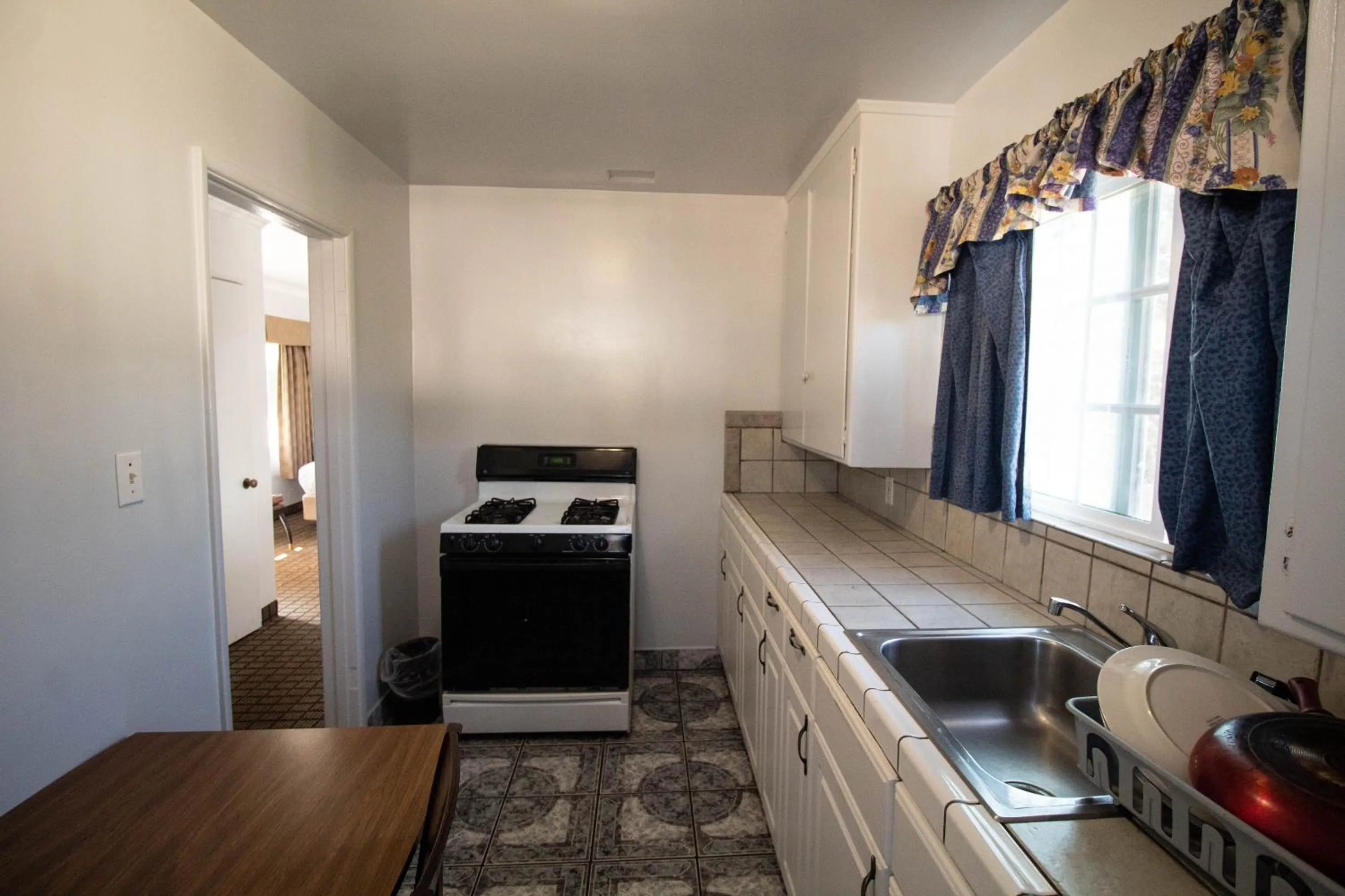 Kitchen or kitchenette in Viking Motel-Ventura