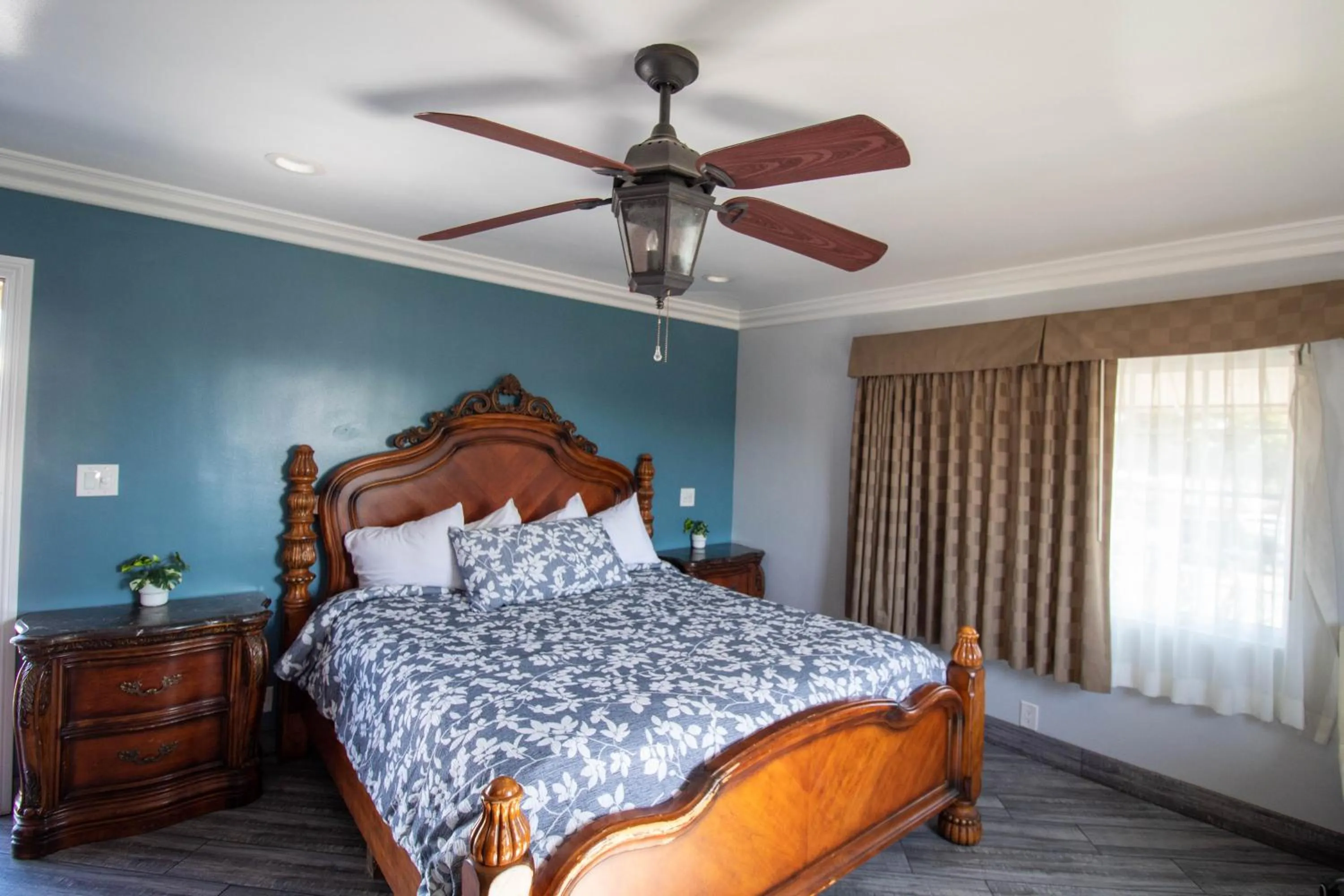 Photo of the whole room, Bed in Viking Motel-Ventura