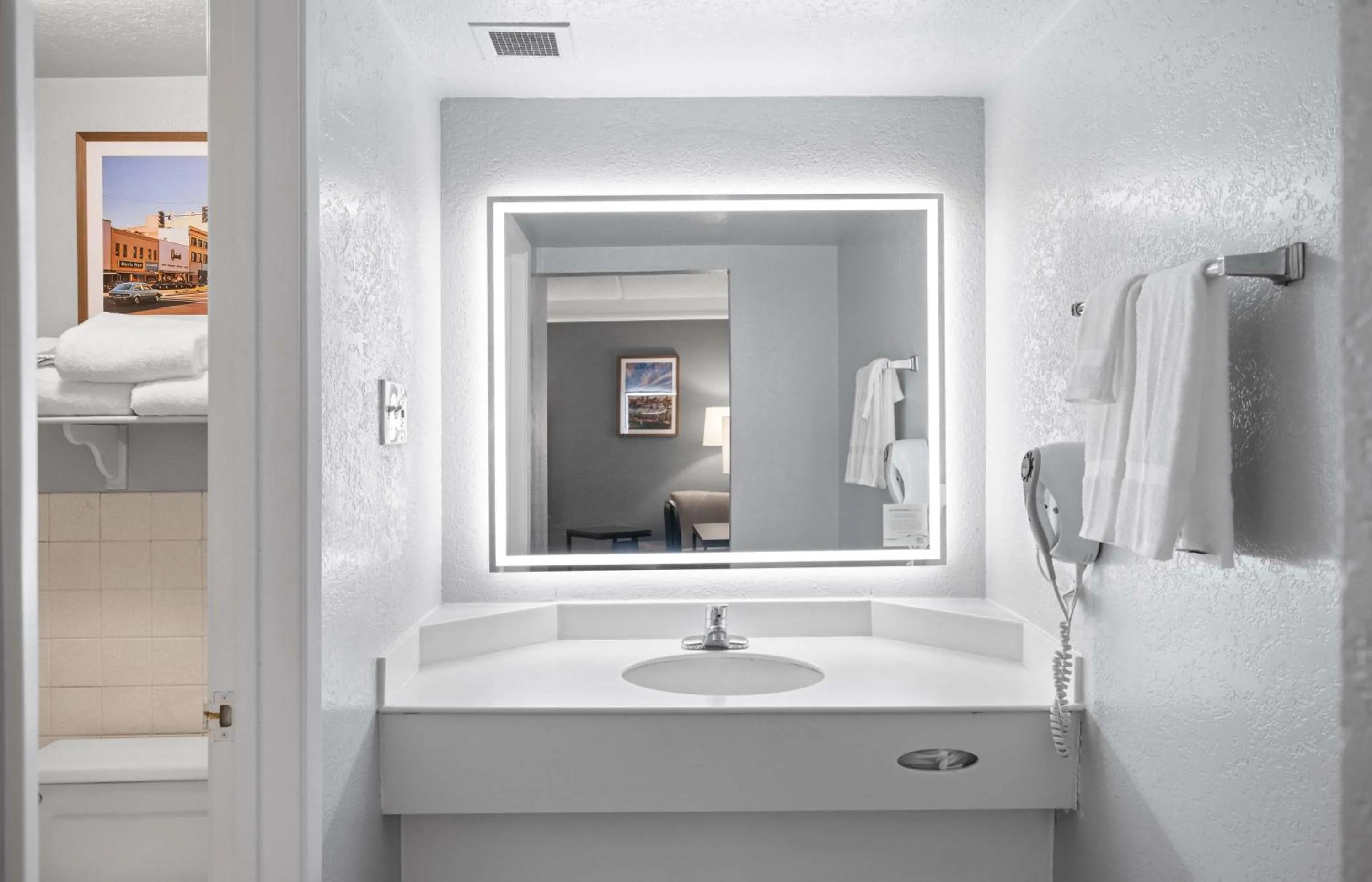 Bathroom in La Quinta Inn by Wyndham Stockton