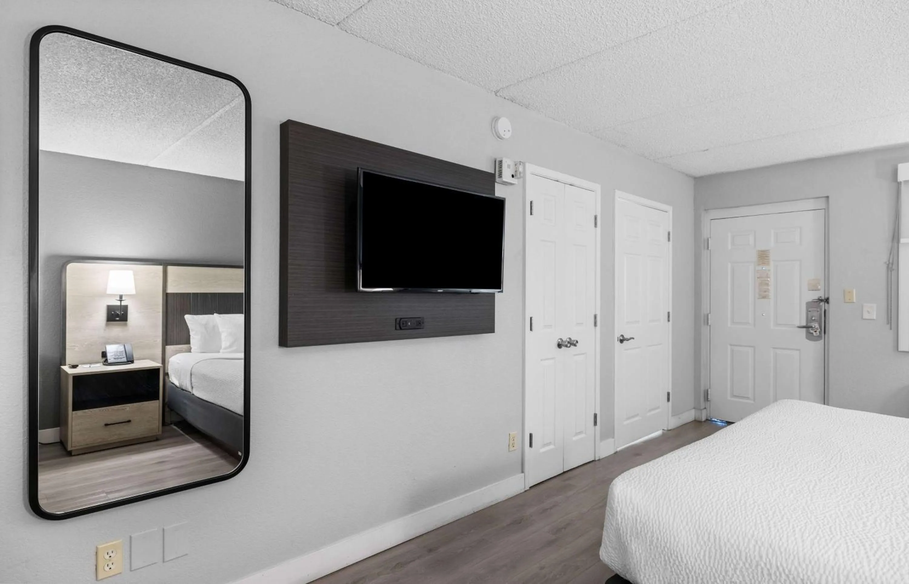 Photo of the whole room, Bed in La Quinta Inn by Wyndham Stockton