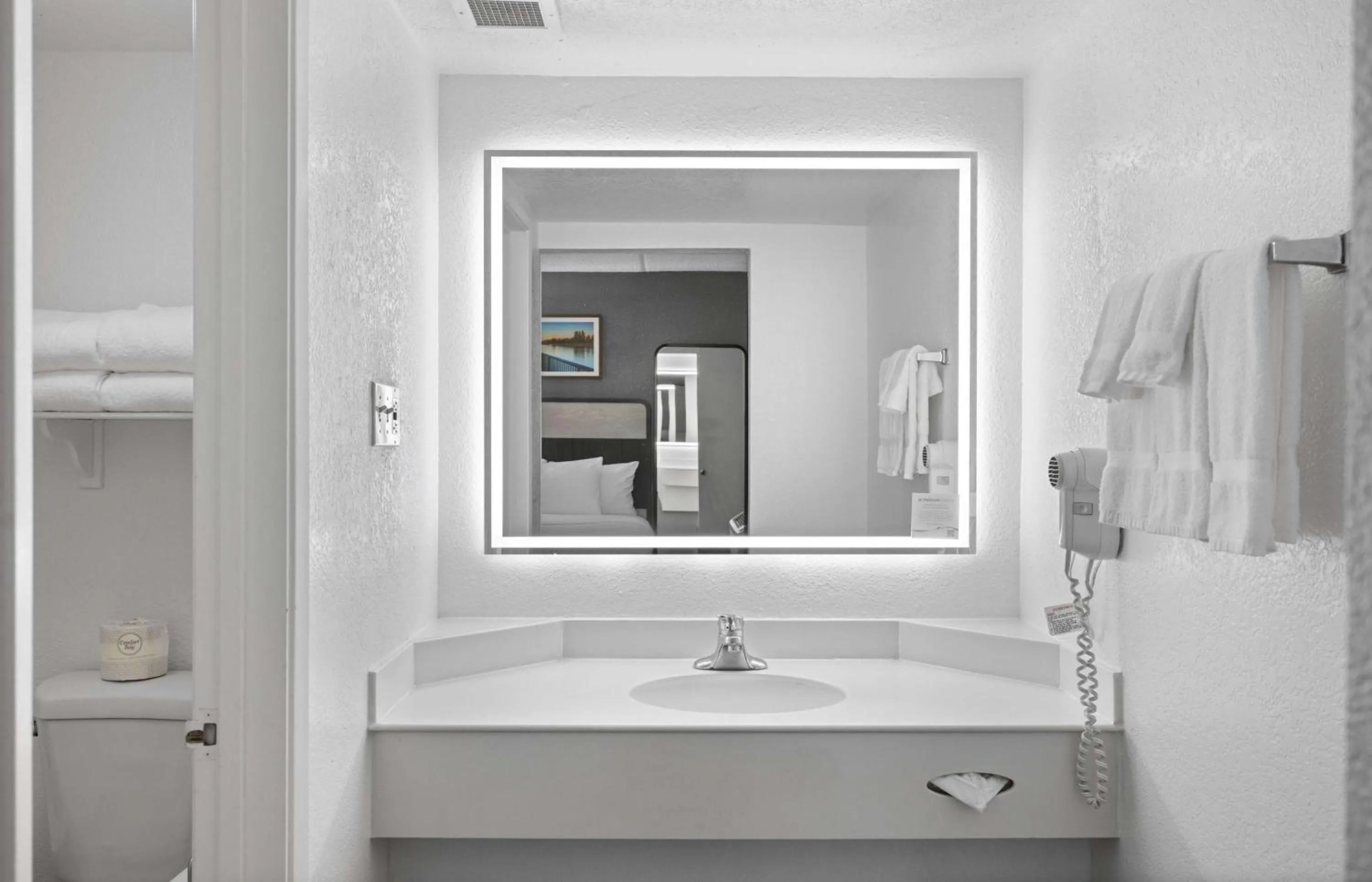 Bathroom in La Quinta Inn by Wyndham Stockton