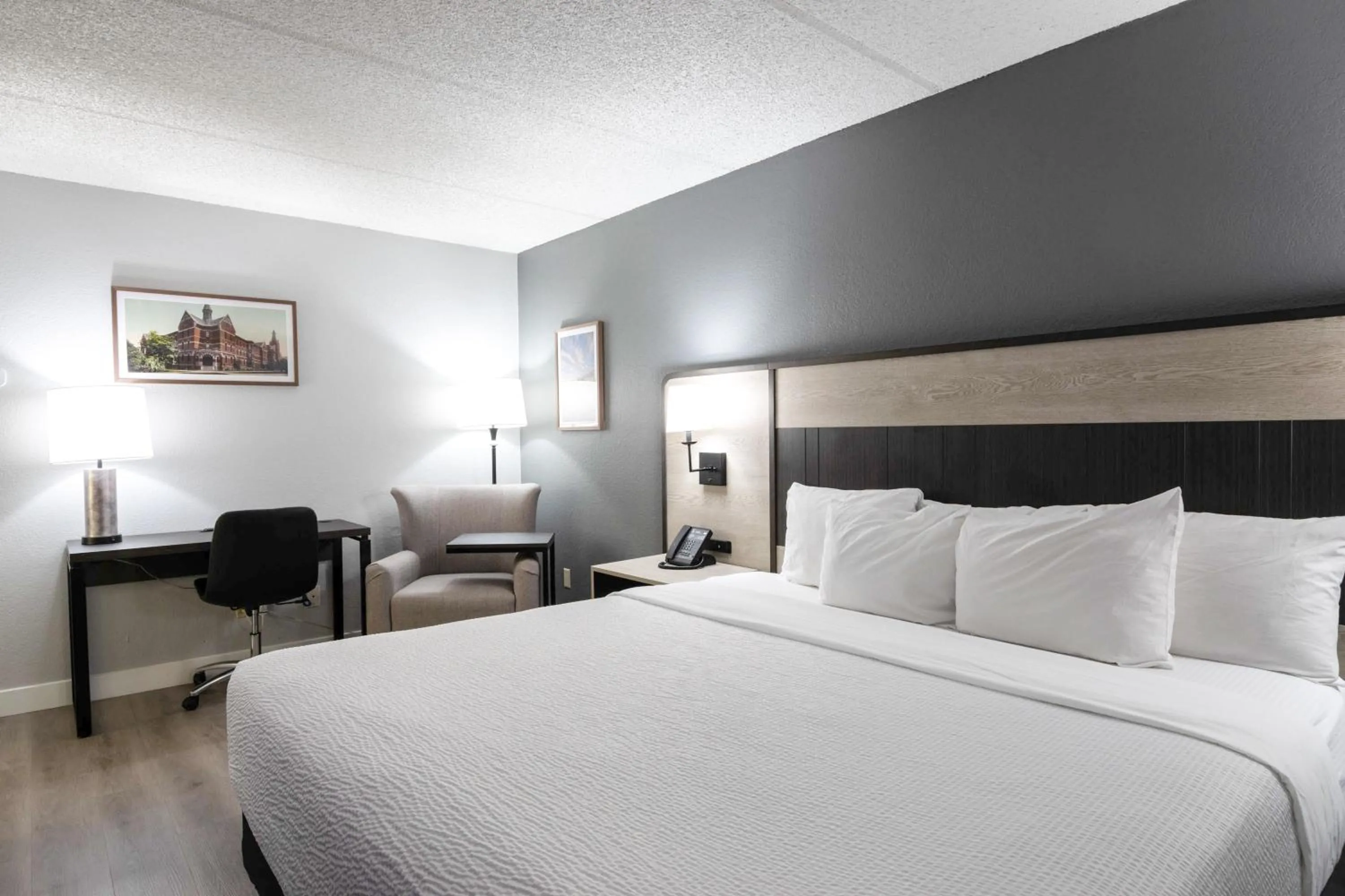 Bed in La Quinta Inn by Wyndham Stockton