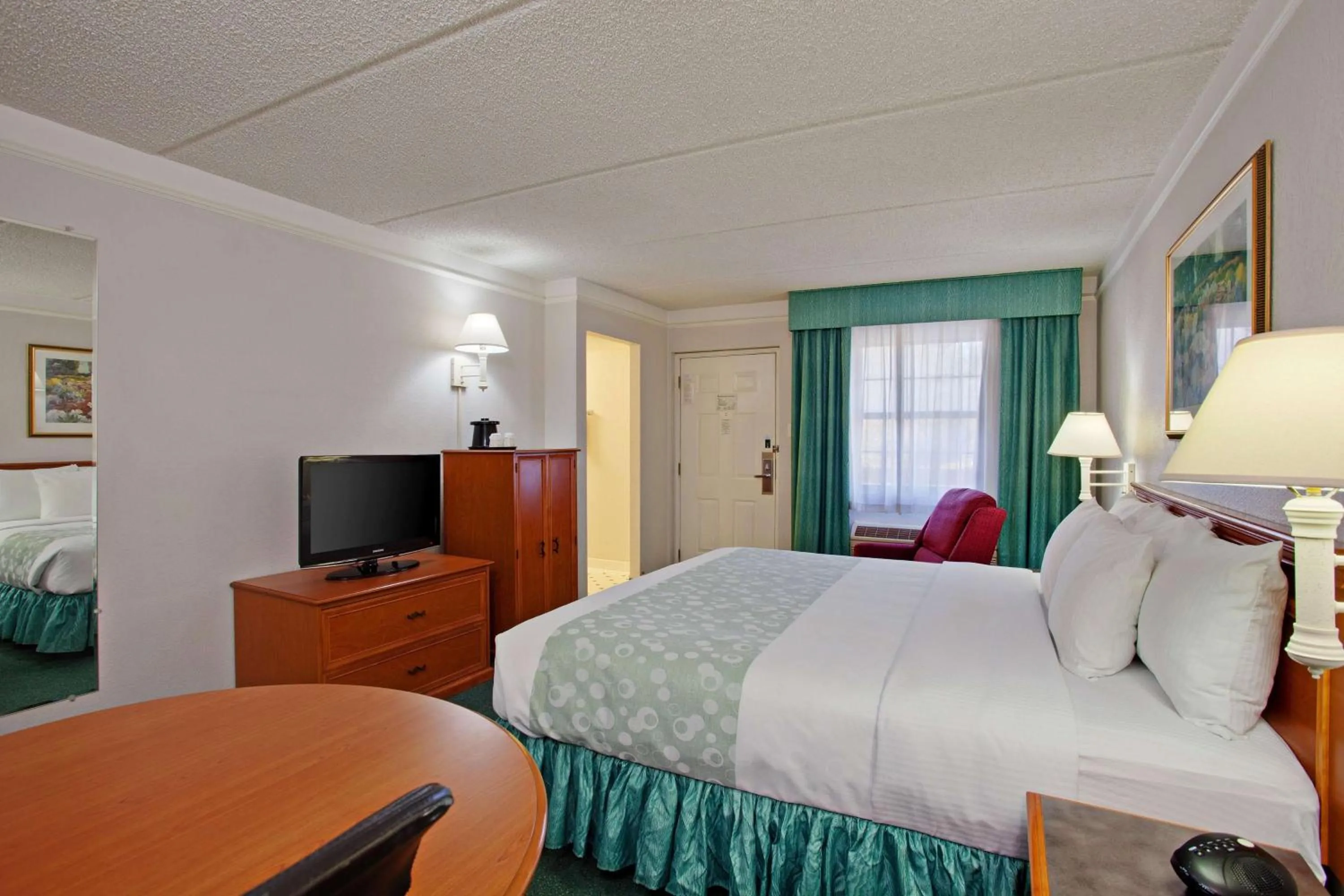Photo of the whole room, Bed in Super 8 by Wyndham San Bernardino
