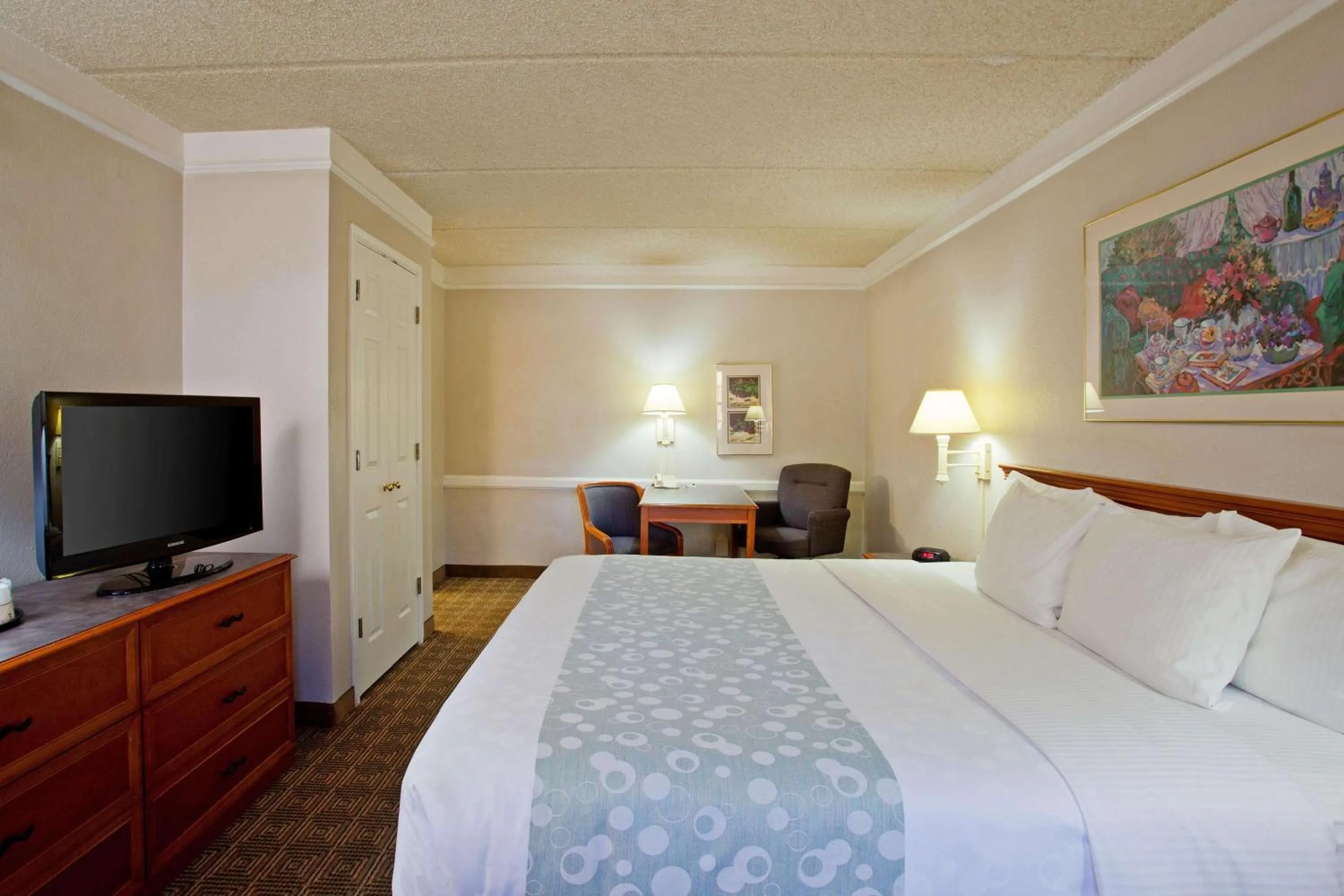 Photo of the whole room, Bed in Super 8 by Wyndham San Bernardino