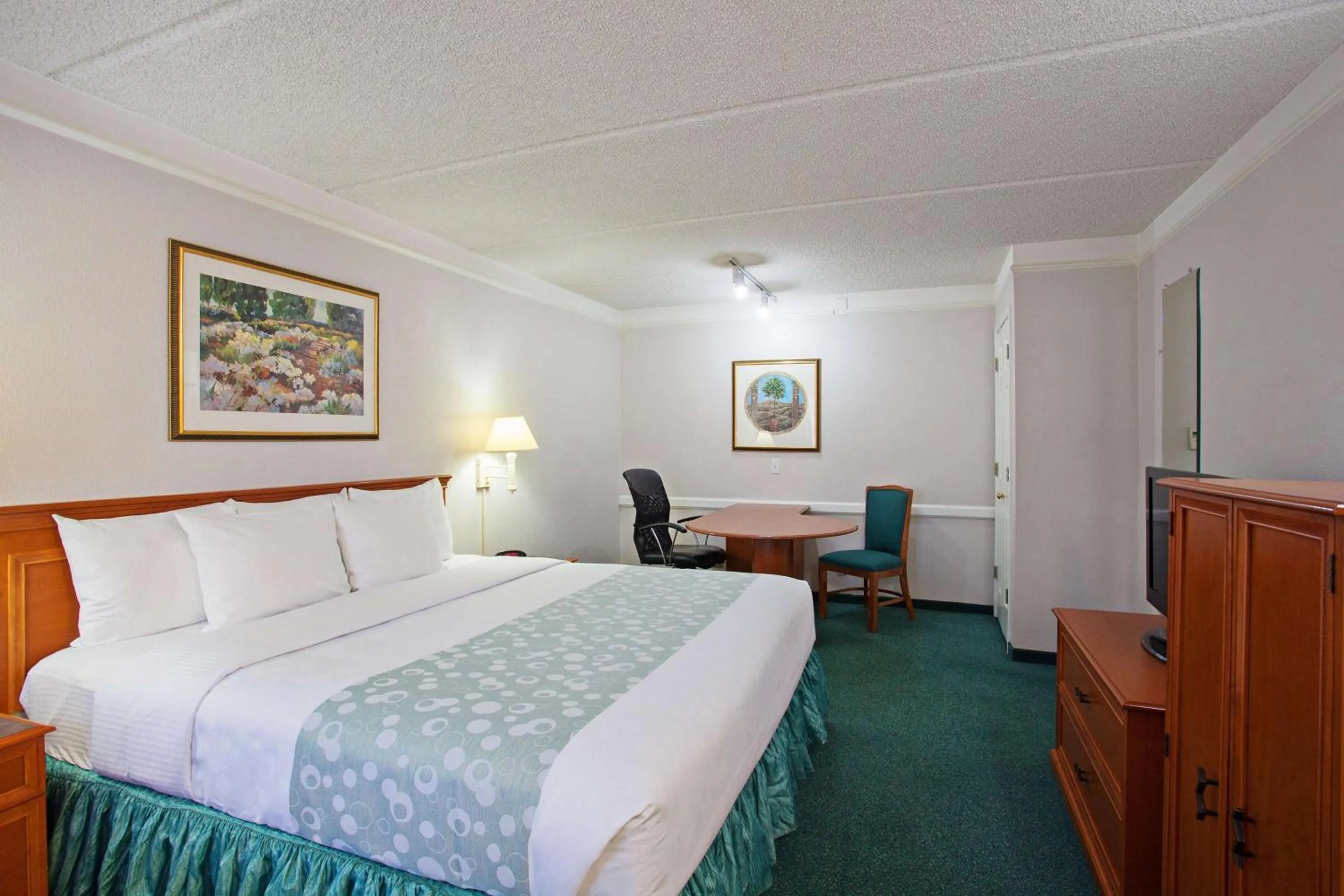Photo of the whole room, Bed in Super 8 by Wyndham San Bernardino