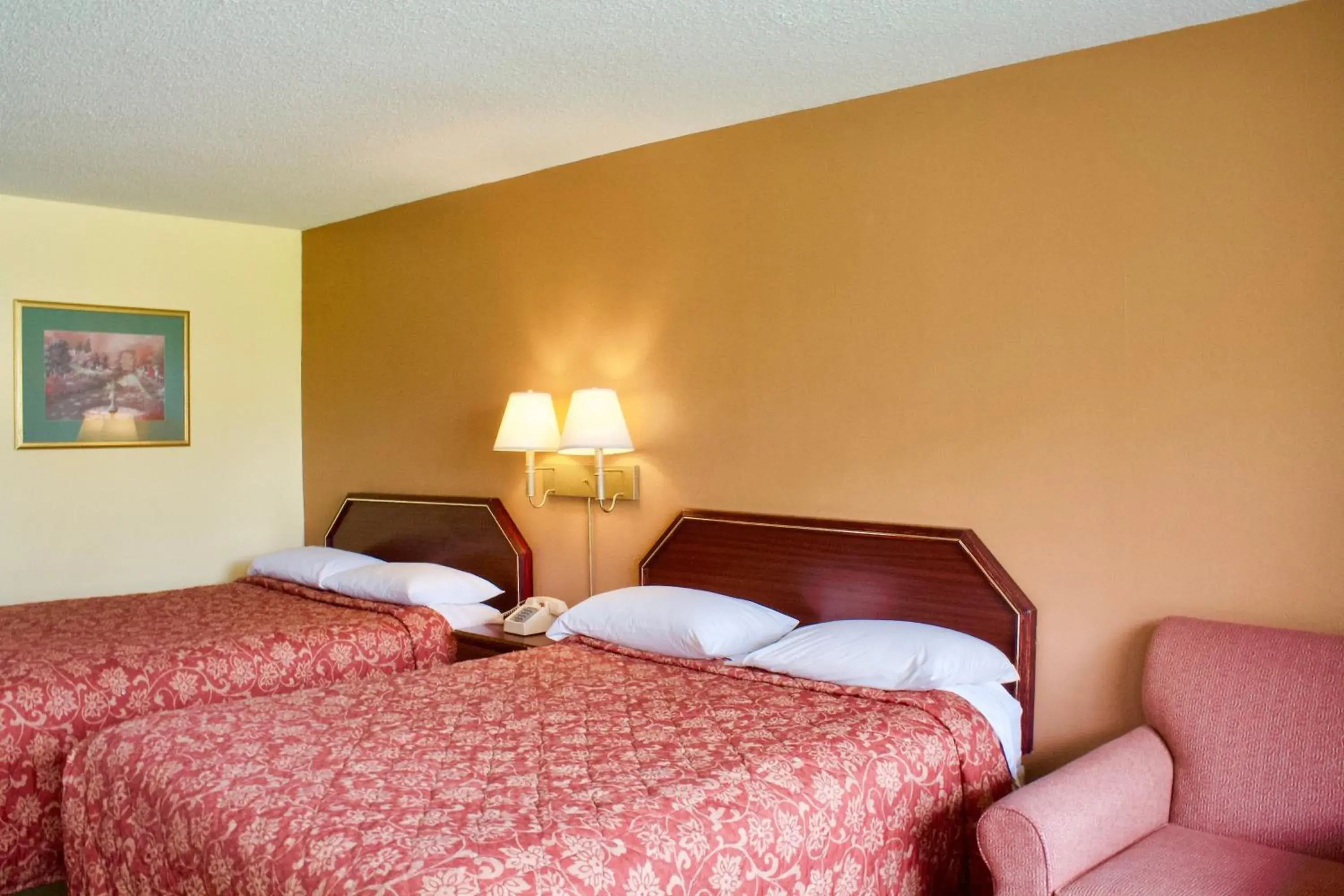 Queen Room with Two Queen Beds - Smoking in Relax Inn - Monroe Queen Room with Two Queen Beds - Smoking in Relax Inn - Monroe