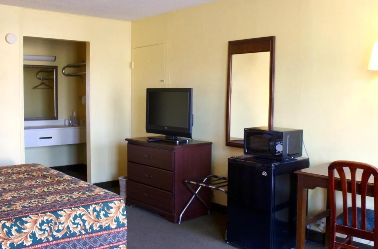 TV and multimedia in Relax Inn - Monroe