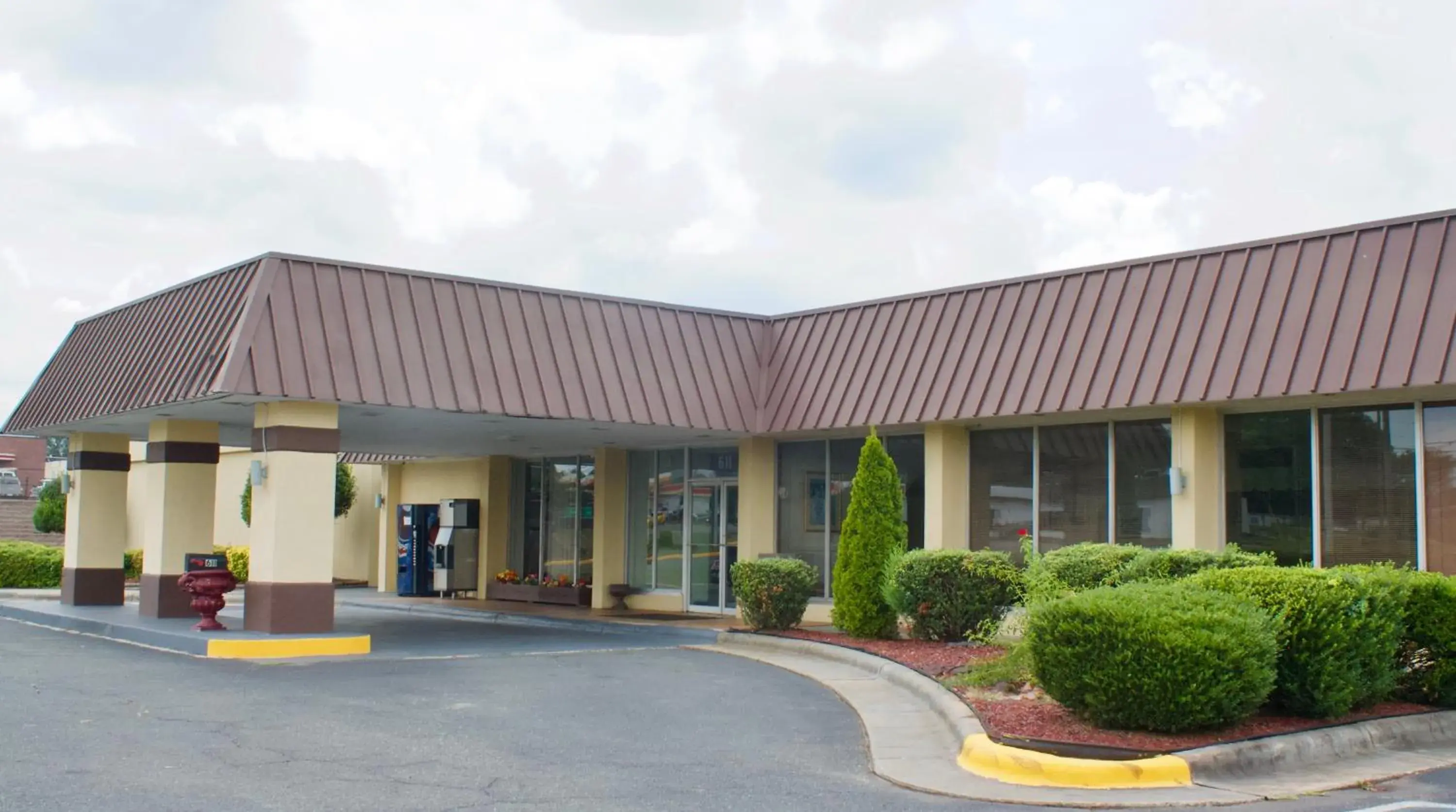 Facade/entrance in Relax Inn - Monroe Facade/entrance in Relax Inn - Monroe