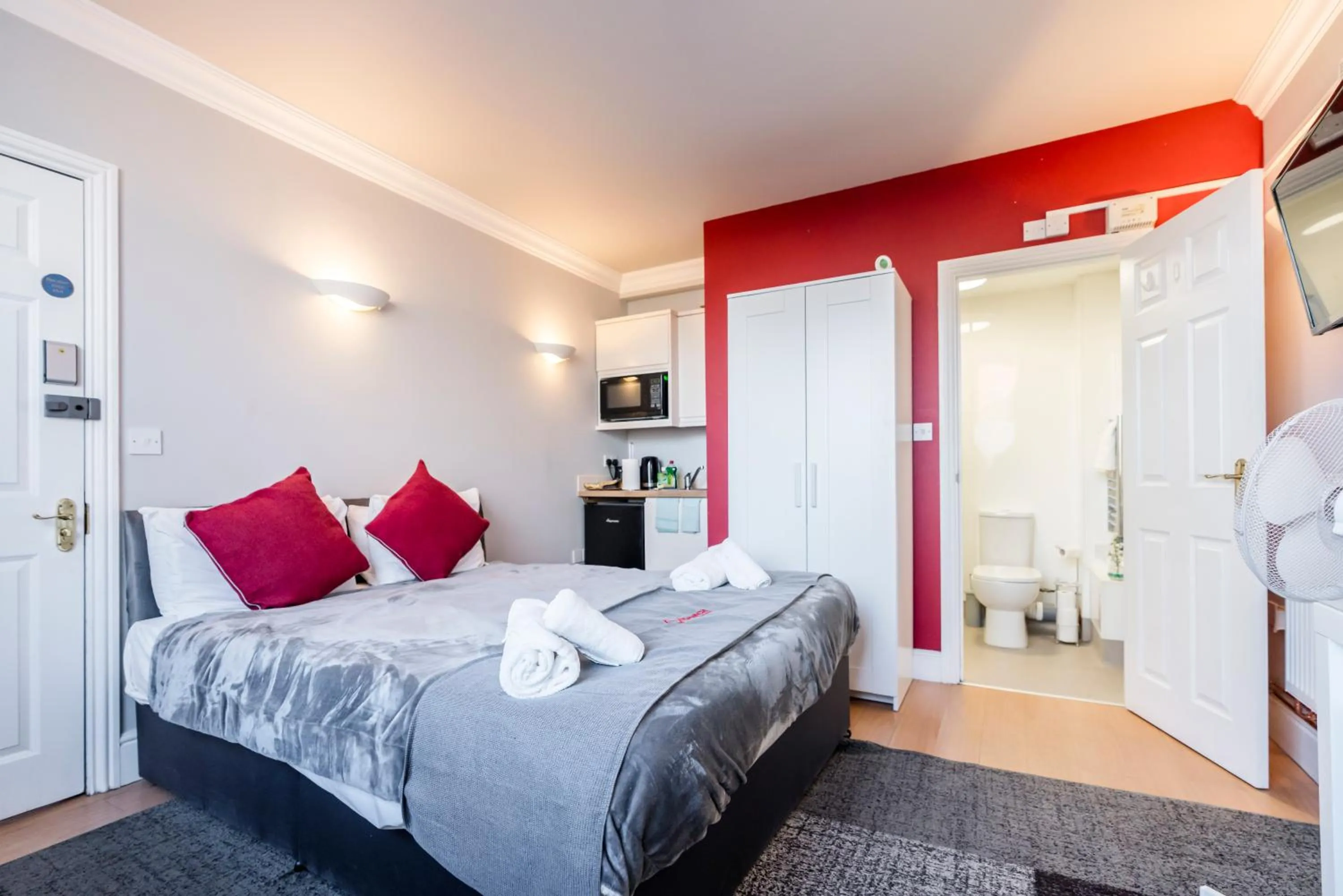 Bed in 1 Riverside Apartments