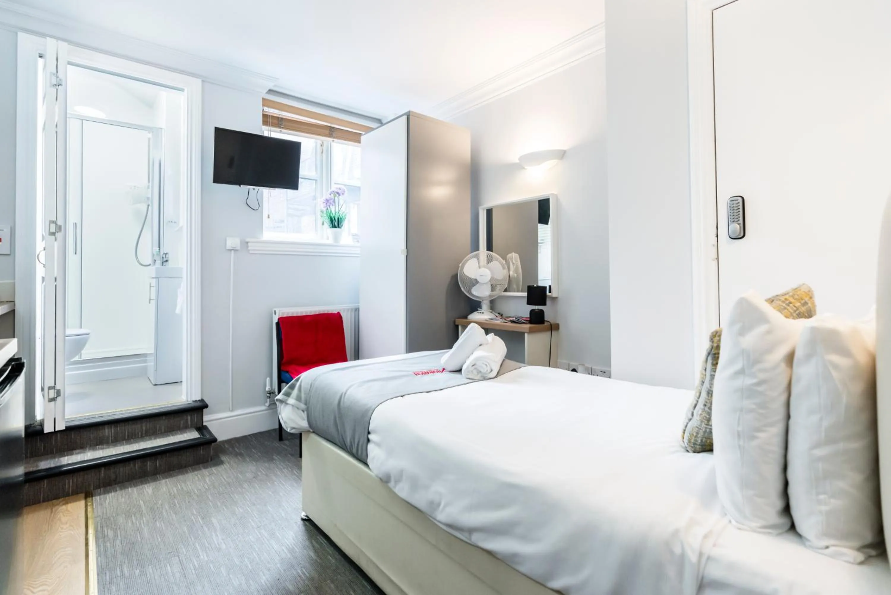 Bed in 1 Riverside Apartments