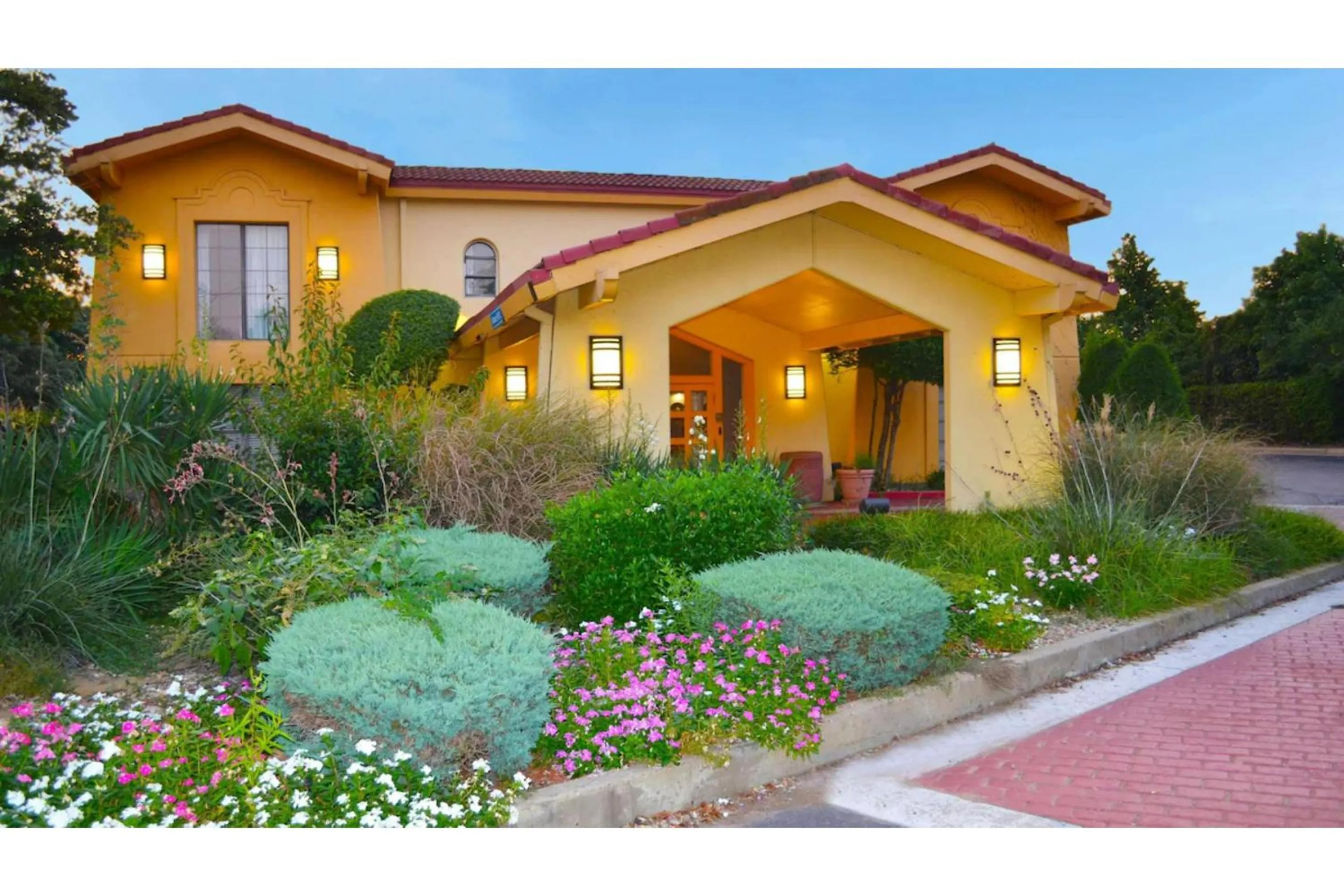 Facade/entrance in The Grand by Capital O Texarkana I-30