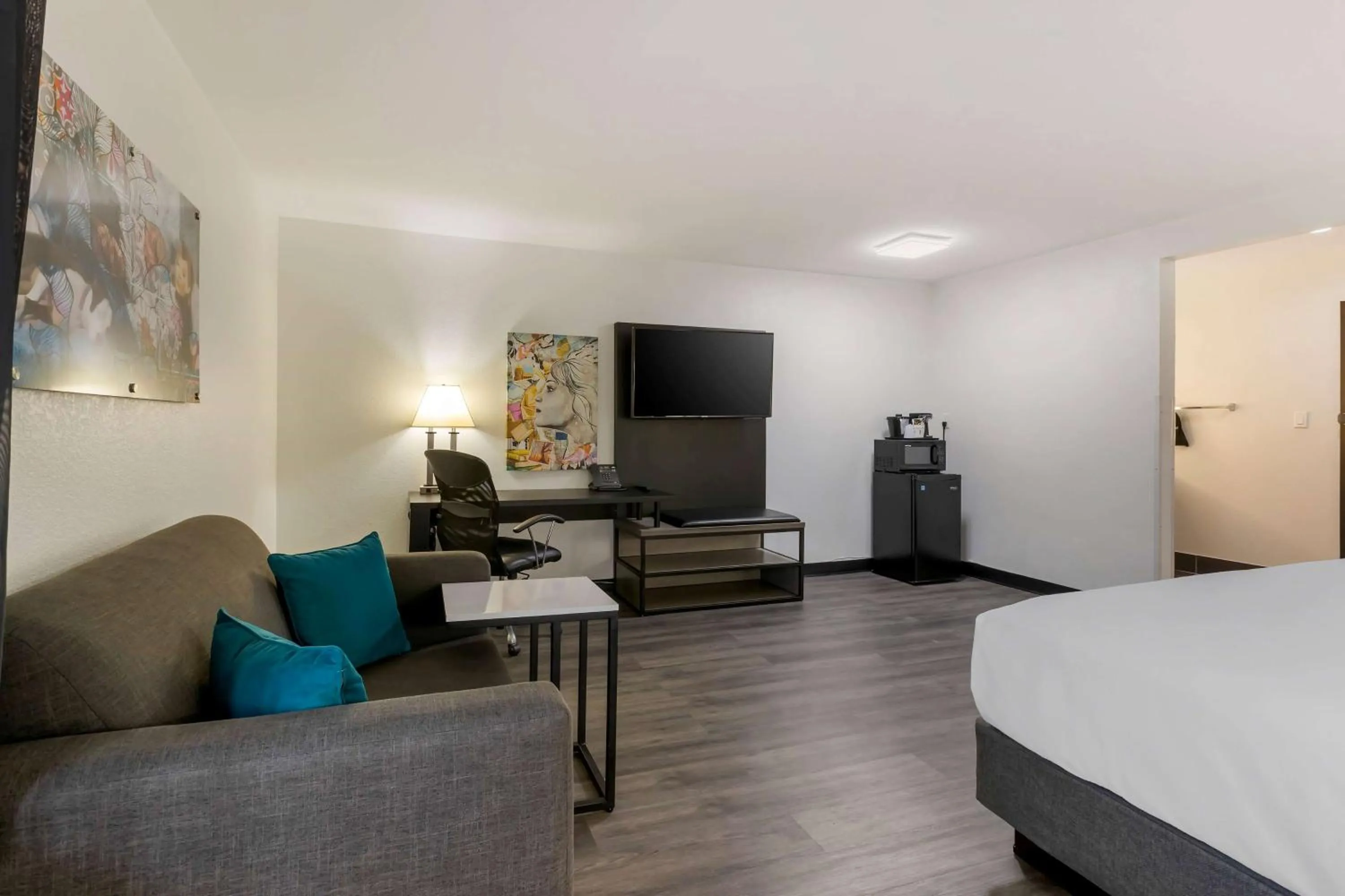 Photo of the whole room, Bed in La Quinta by Wyndham Des Moines West Clive