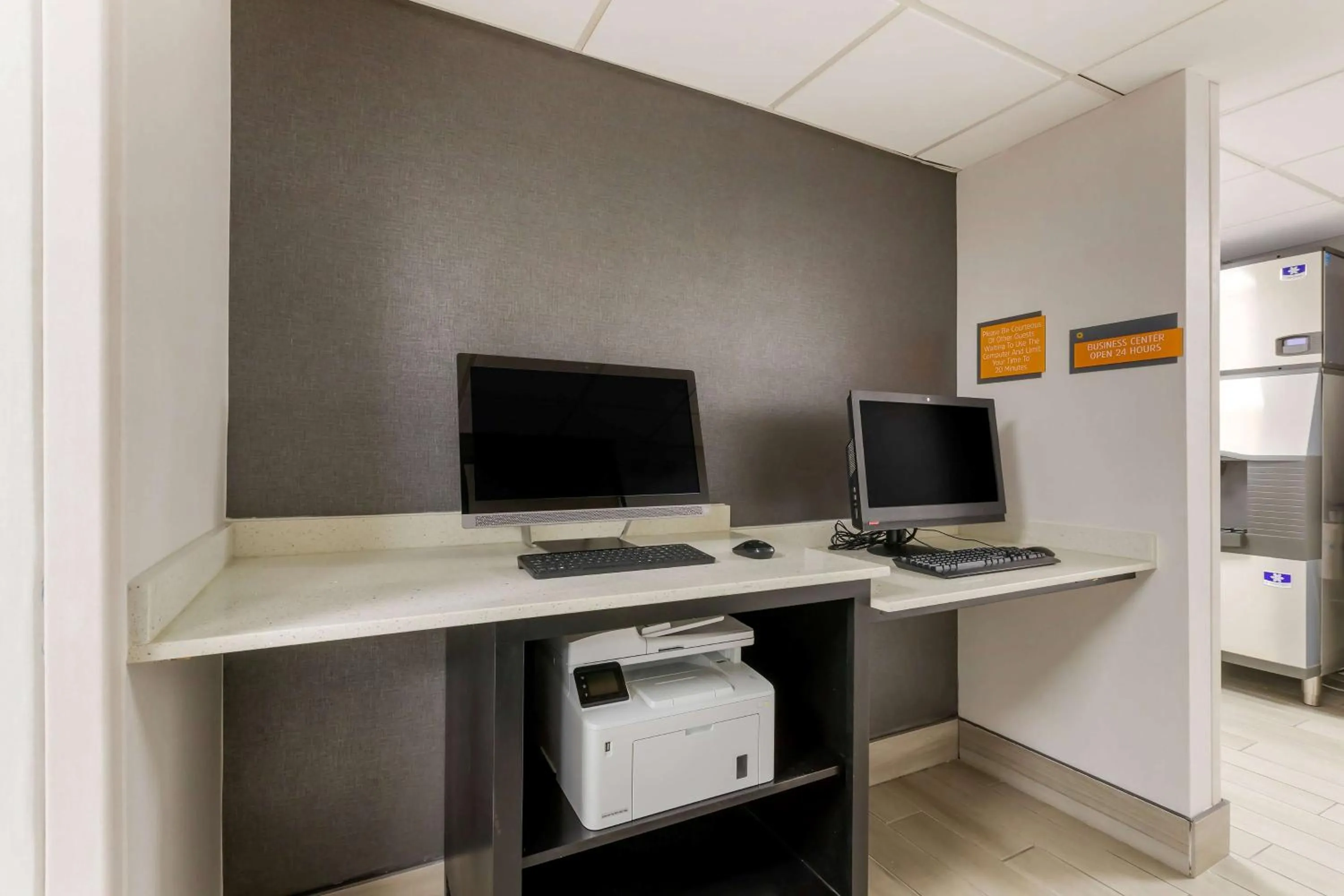 Business facilities in La Quinta by Wyndham Des Moines West Clive