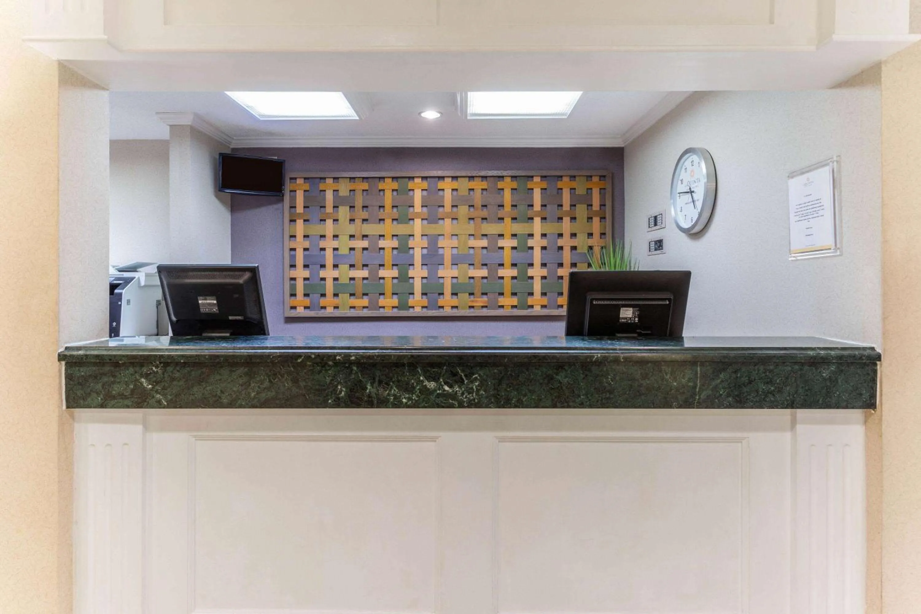 Lobby or reception in La Quinta by Wyndham Chicago Gurnee