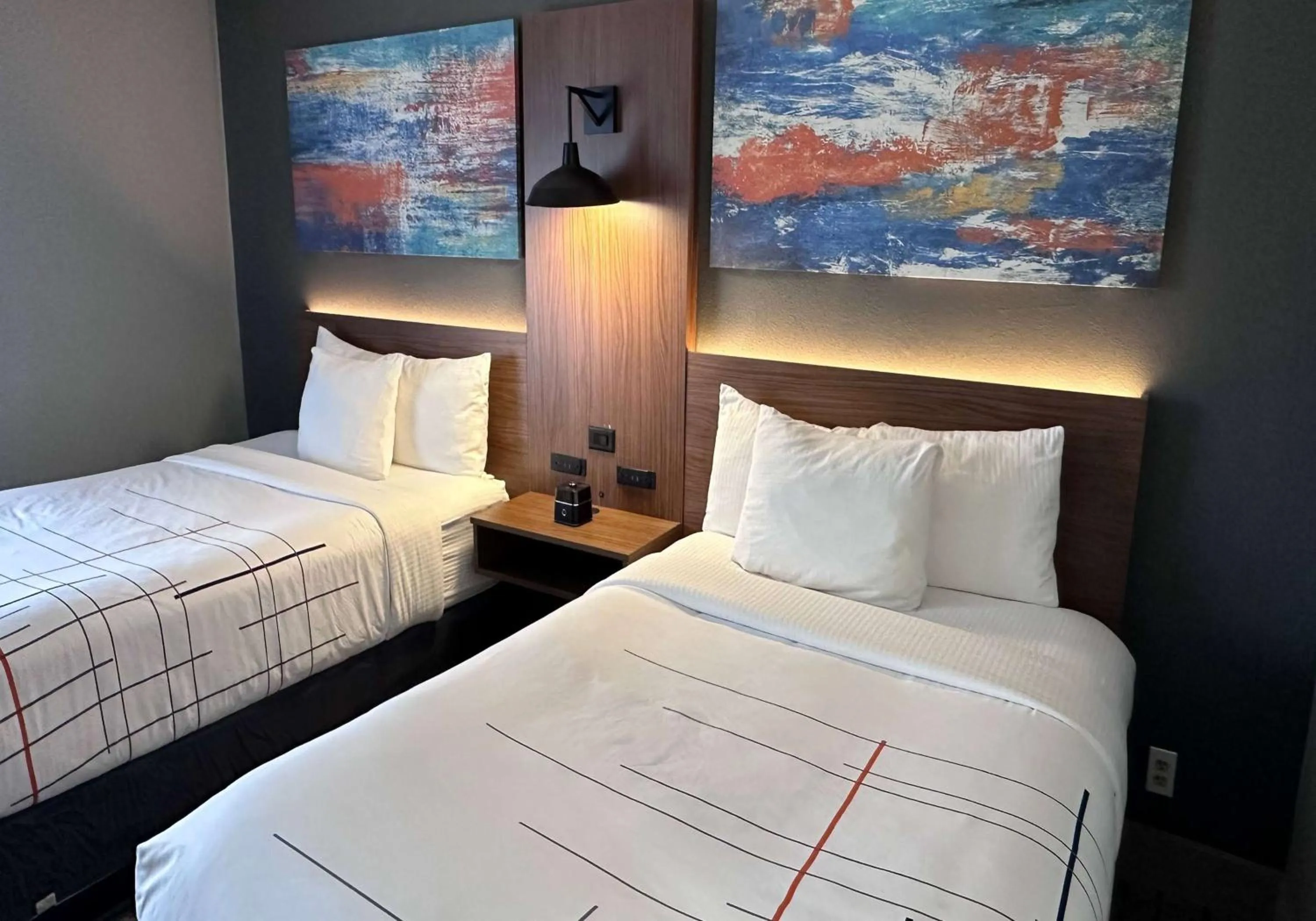 Photo of the whole room, Bed in La Quinta by Wyndham Chicago Gurnee