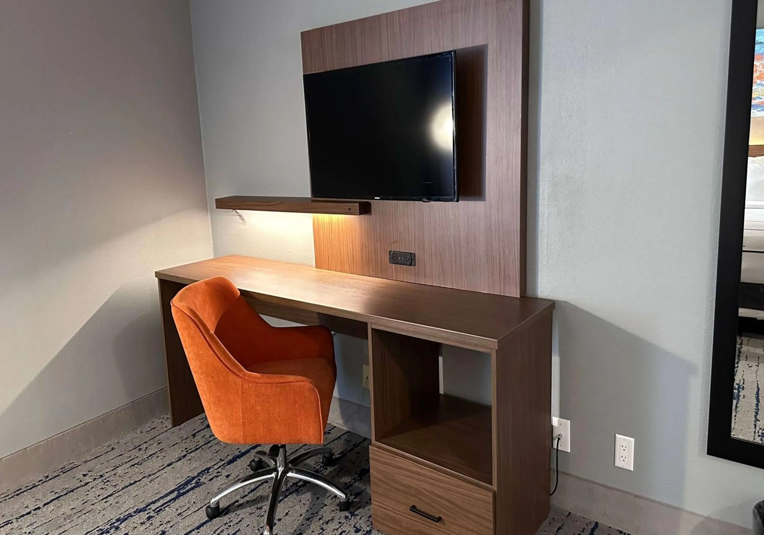 Photo of the whole room in La Quinta by Wyndham Chicago Gurnee