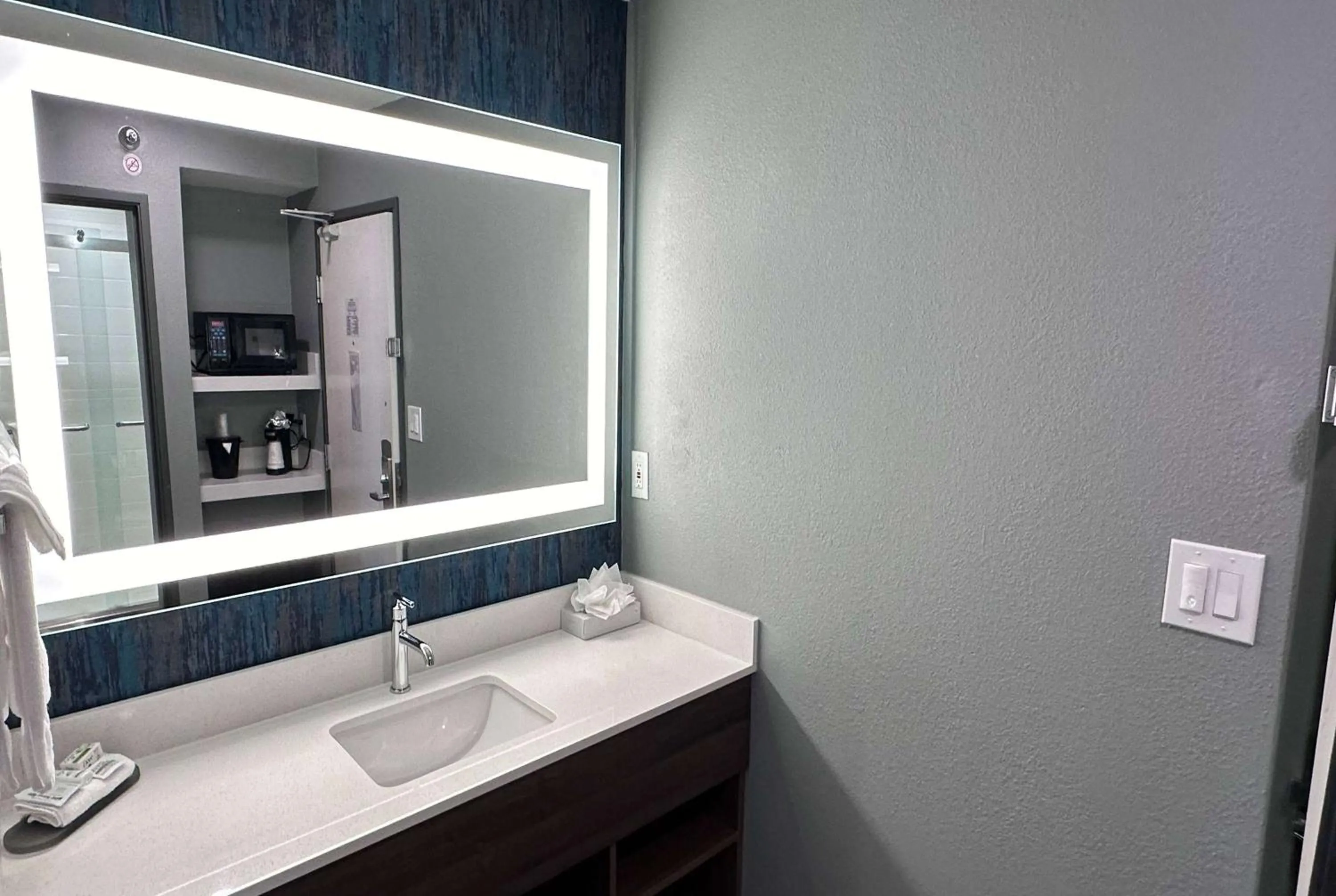 TV and multimedia in La Quinta by Wyndham Chicago Gurnee