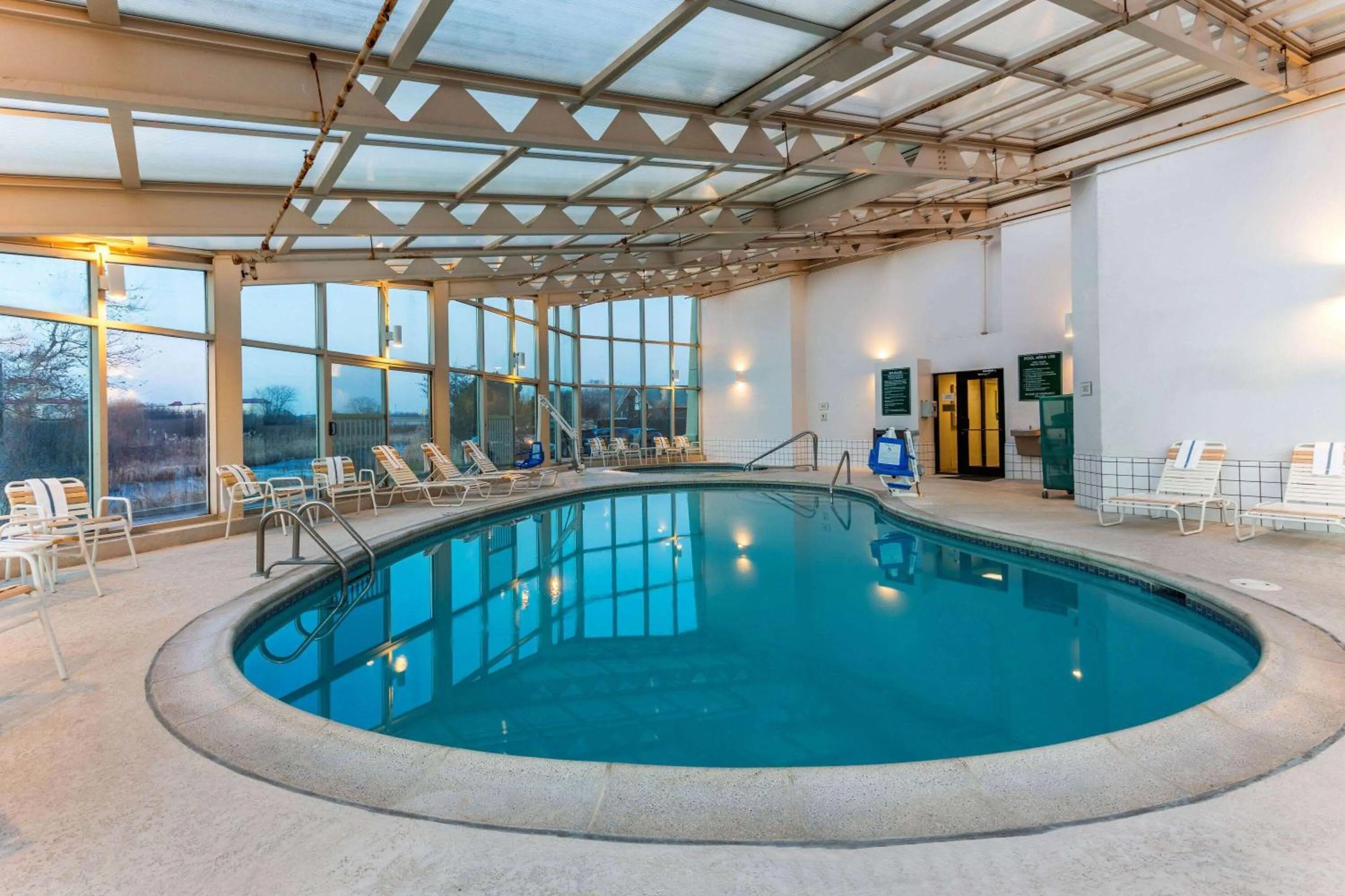 Pool view in La Quinta by Wyndham Chicago Gurnee