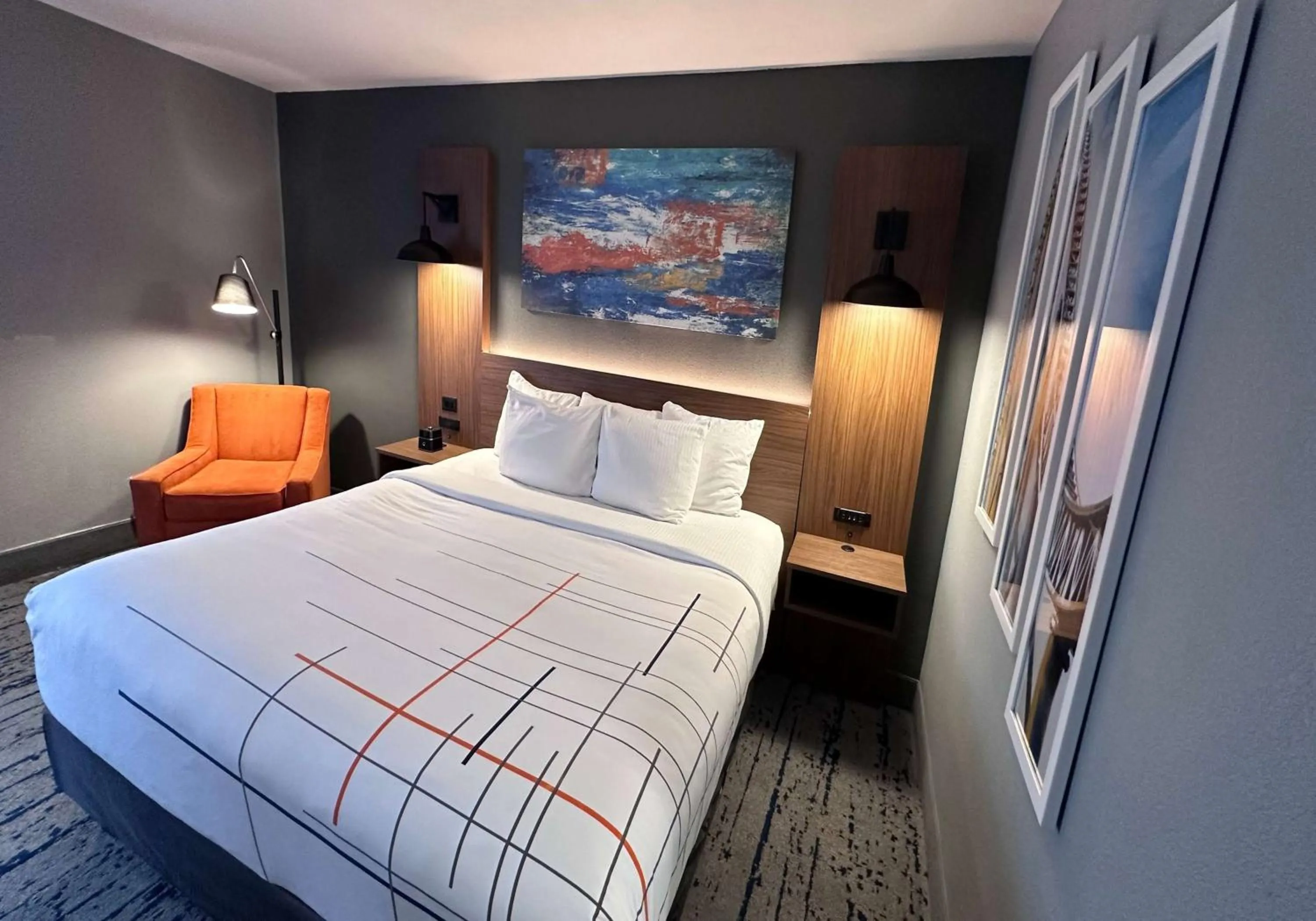 Photo of the whole room, Bed in La Quinta by Wyndham Chicago Gurnee