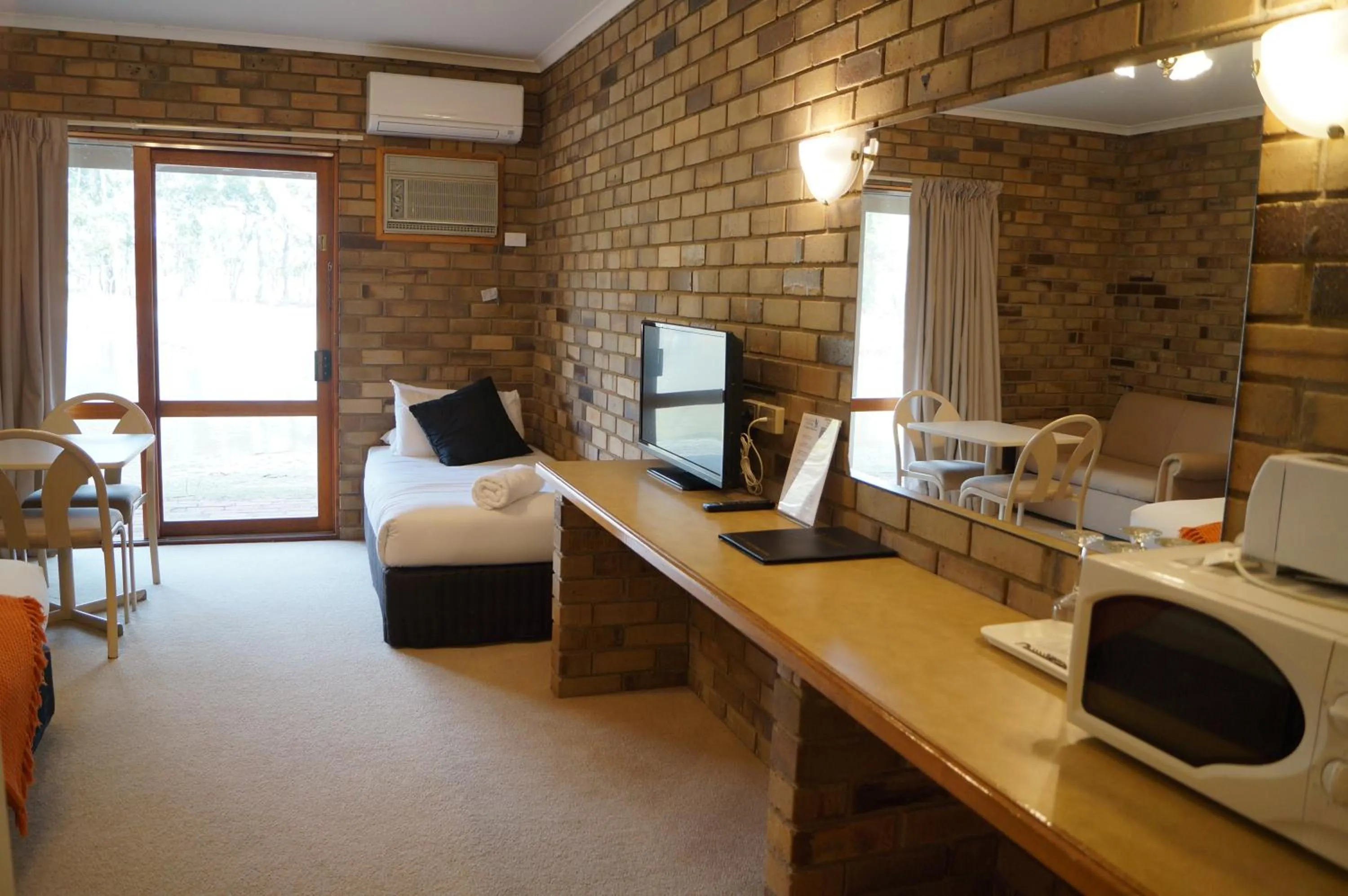 Bed in Magdala Motor Lodge & Lakeside Restaurant