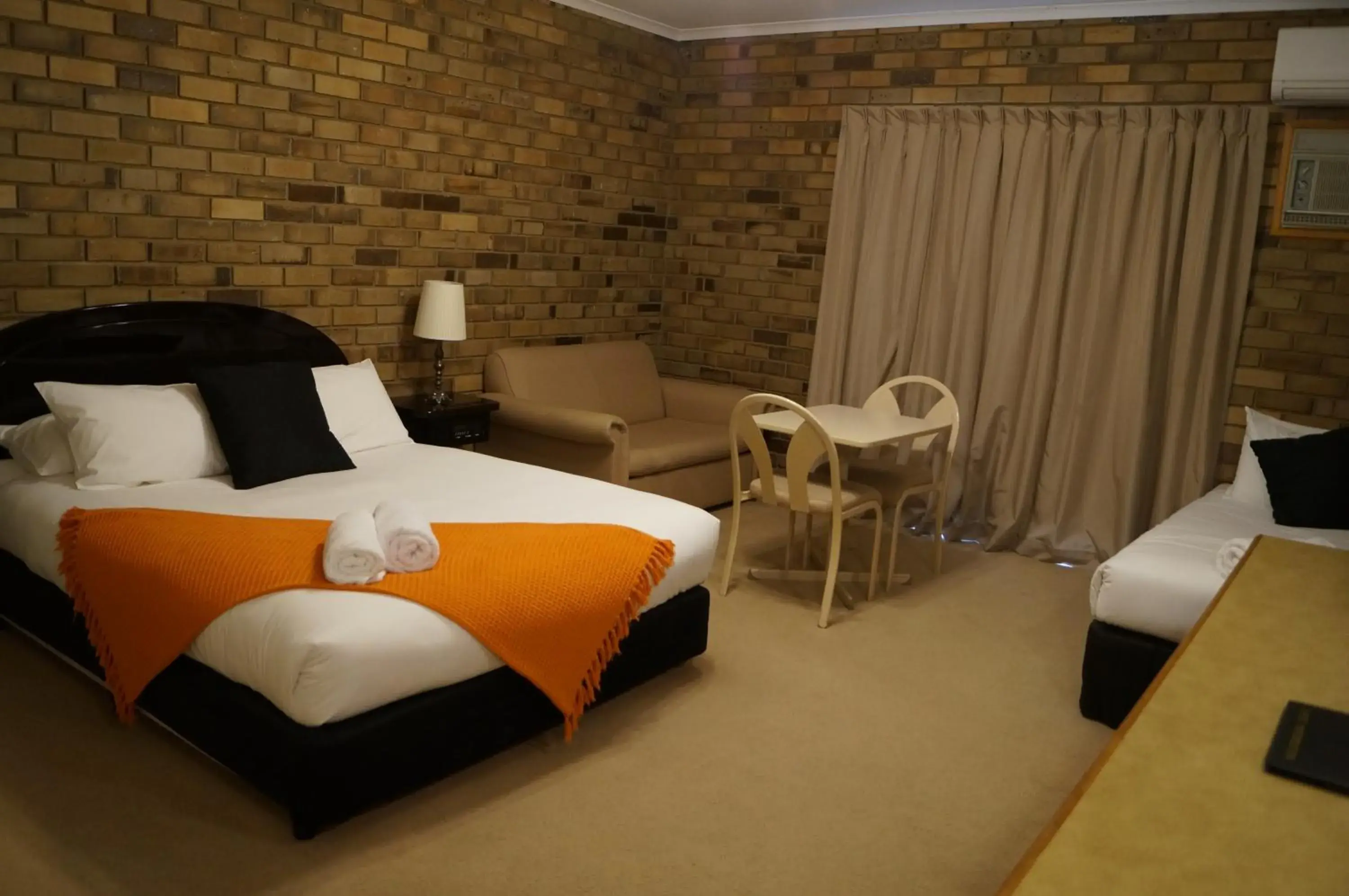 Deluxe Twin Suite with Spa Bath in Magdala Motor Lodge & Lakeside Restaurant Deluxe Twin Suite with Spa Bath in Magdala Motor Lodge & Lakeside Restaurant