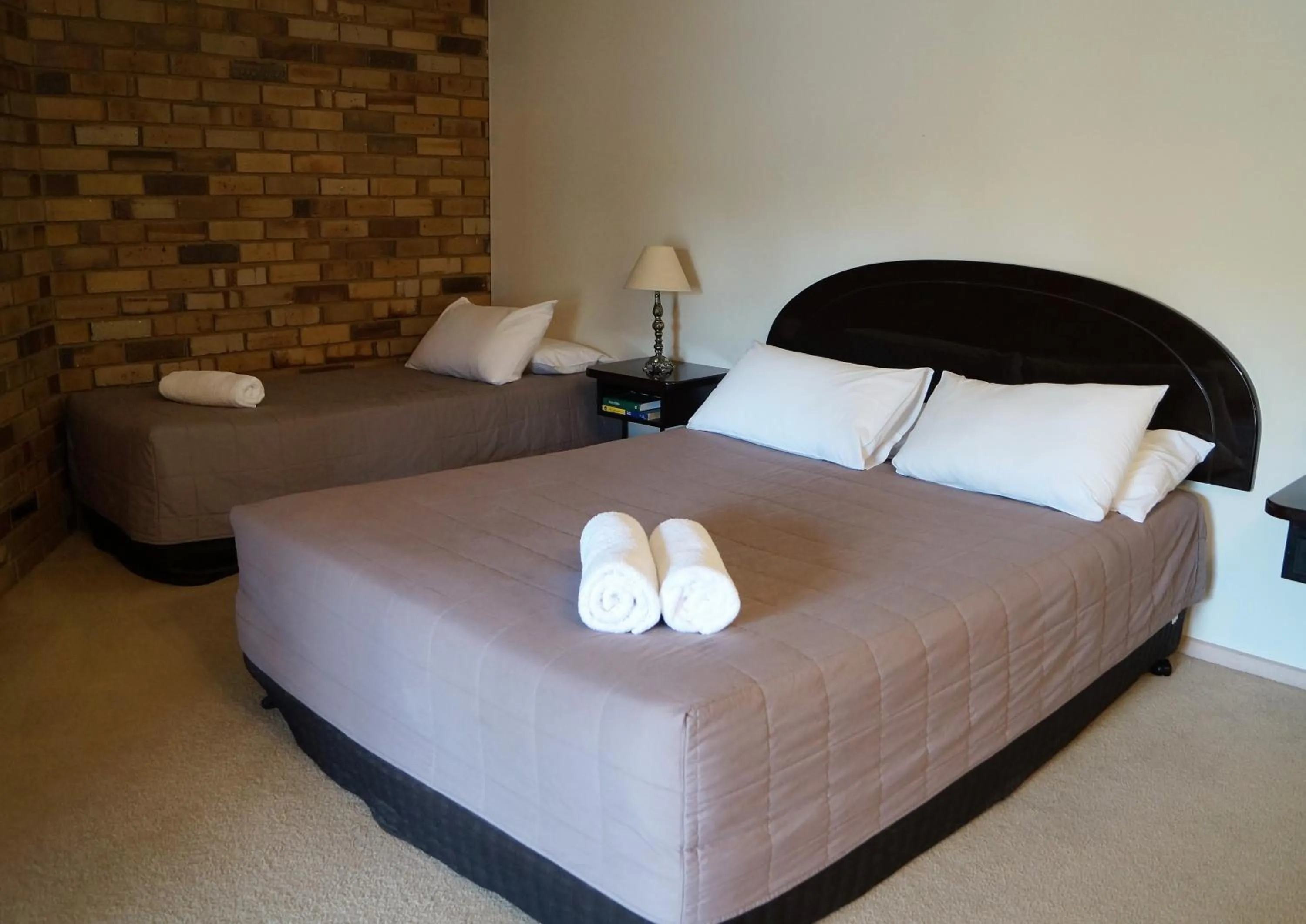 Bedroom, Bed in Magdala Motor Lodge & Lakeside Restaurant