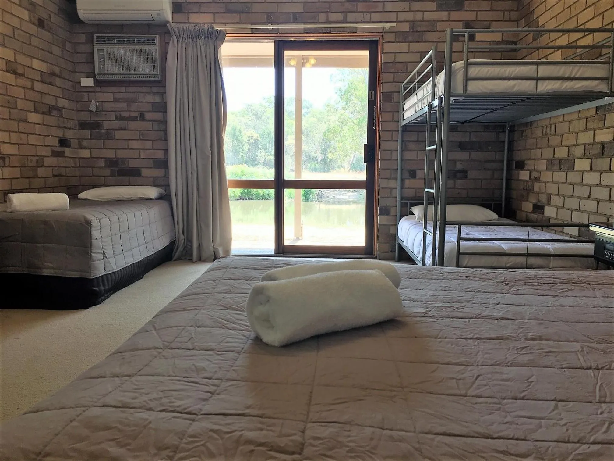 Bedroom, Bed in Magdala Motor Lodge & Lakeside Restaurant