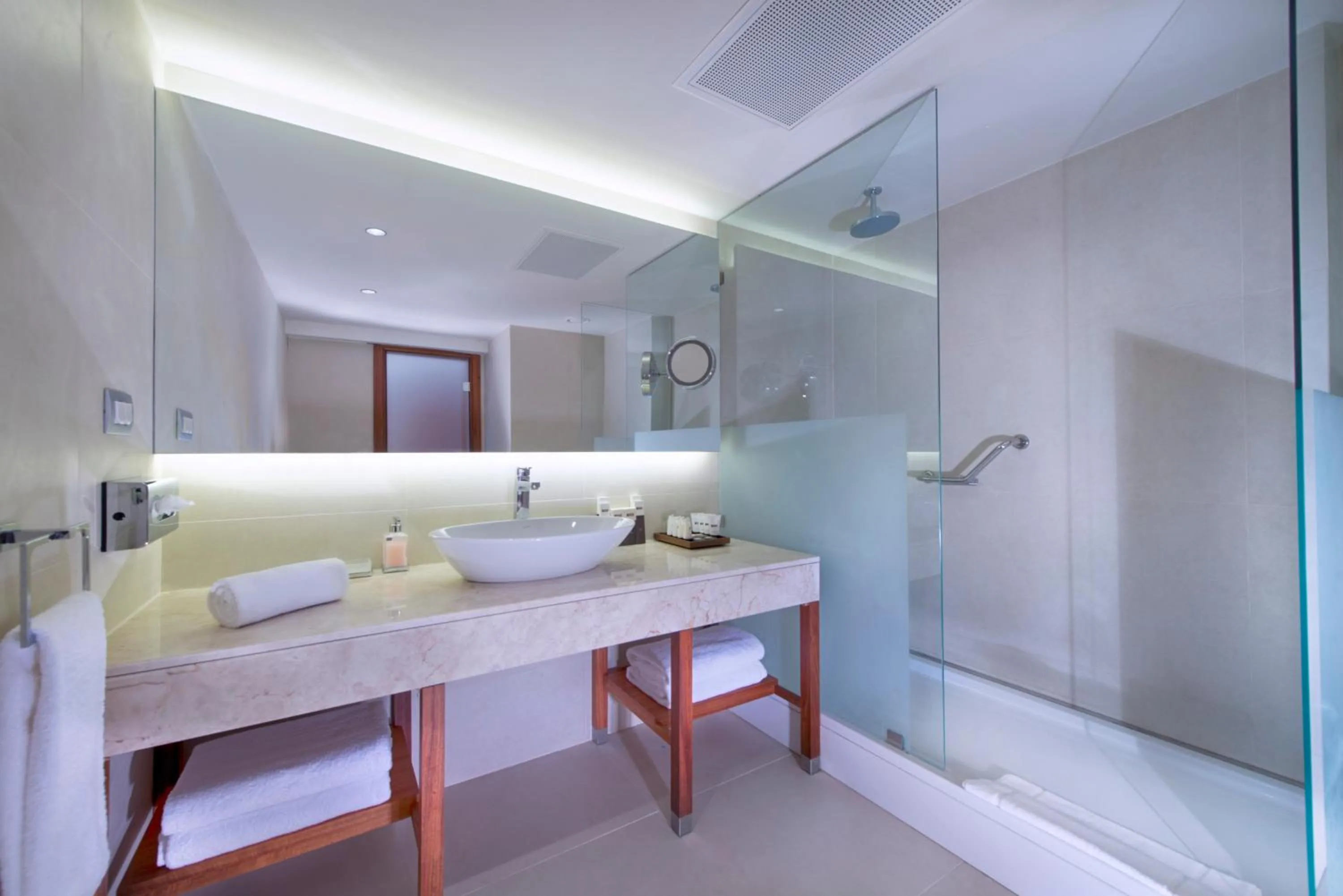 Bathroom, Bed in TUI BLUE Grand Azur