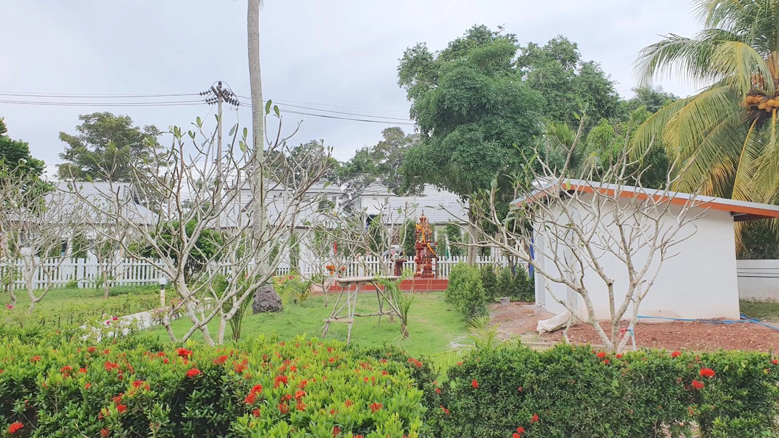 Garden in Horizon Beach Resort Koh Jum