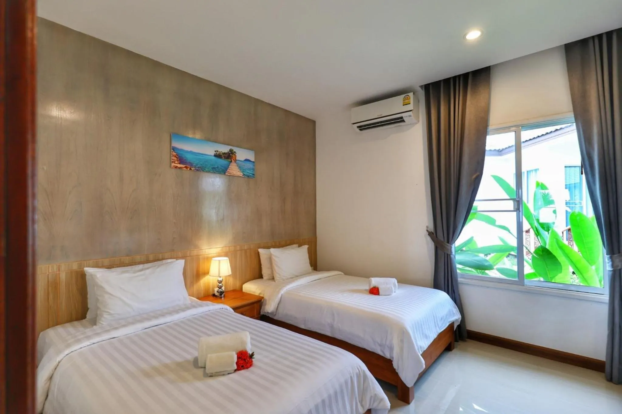 Bed in Horizon Beach Resort Koh Jum