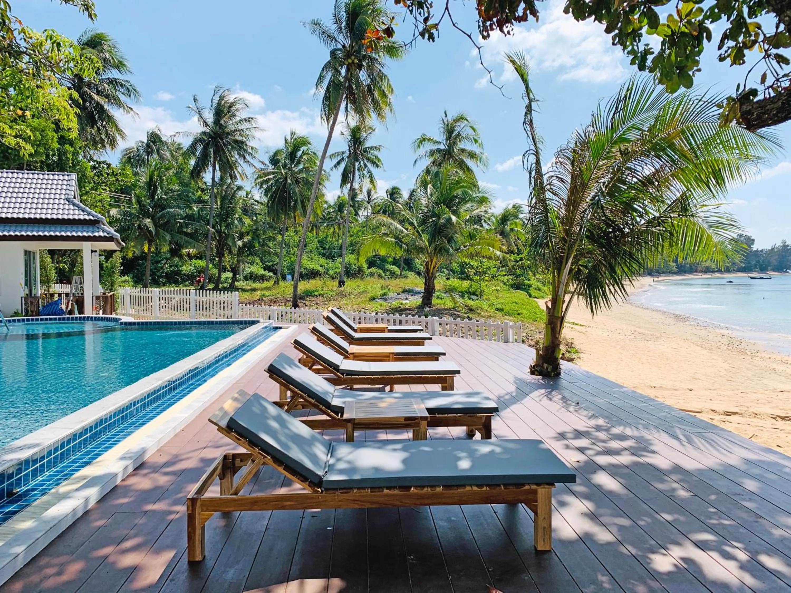 Beach in Horizon Beach Resort Koh Jum