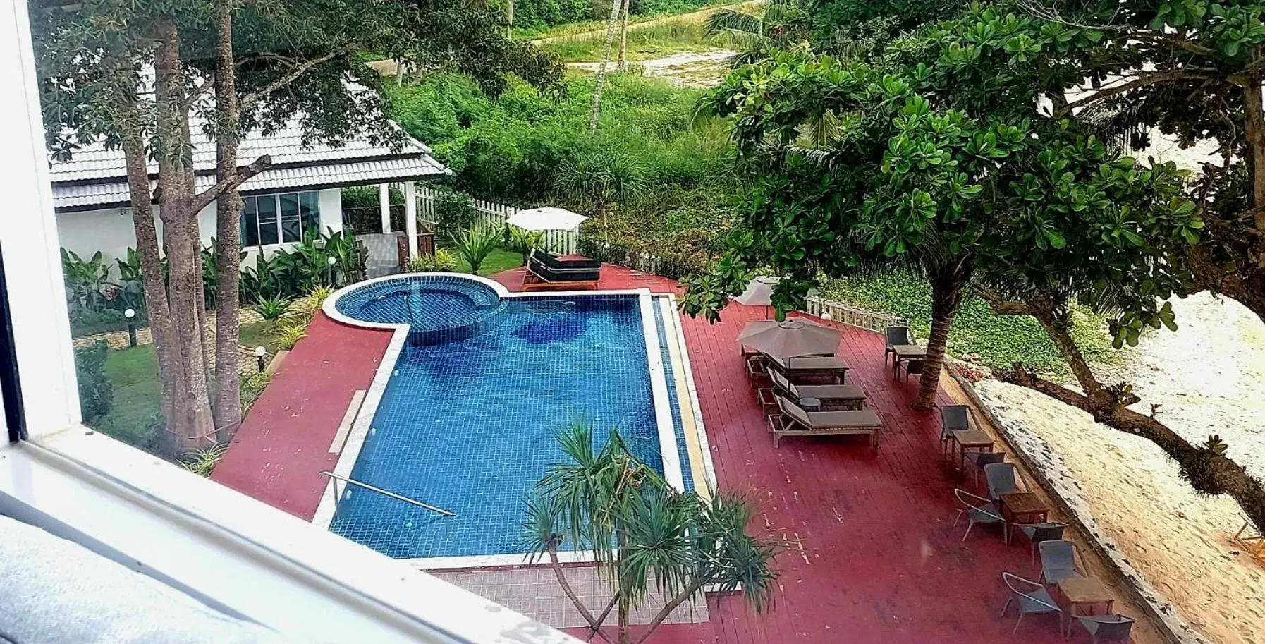 Pool view in Horizon Beach Resort Koh Jum Pool view in Horizon Beach Resort Koh Jum