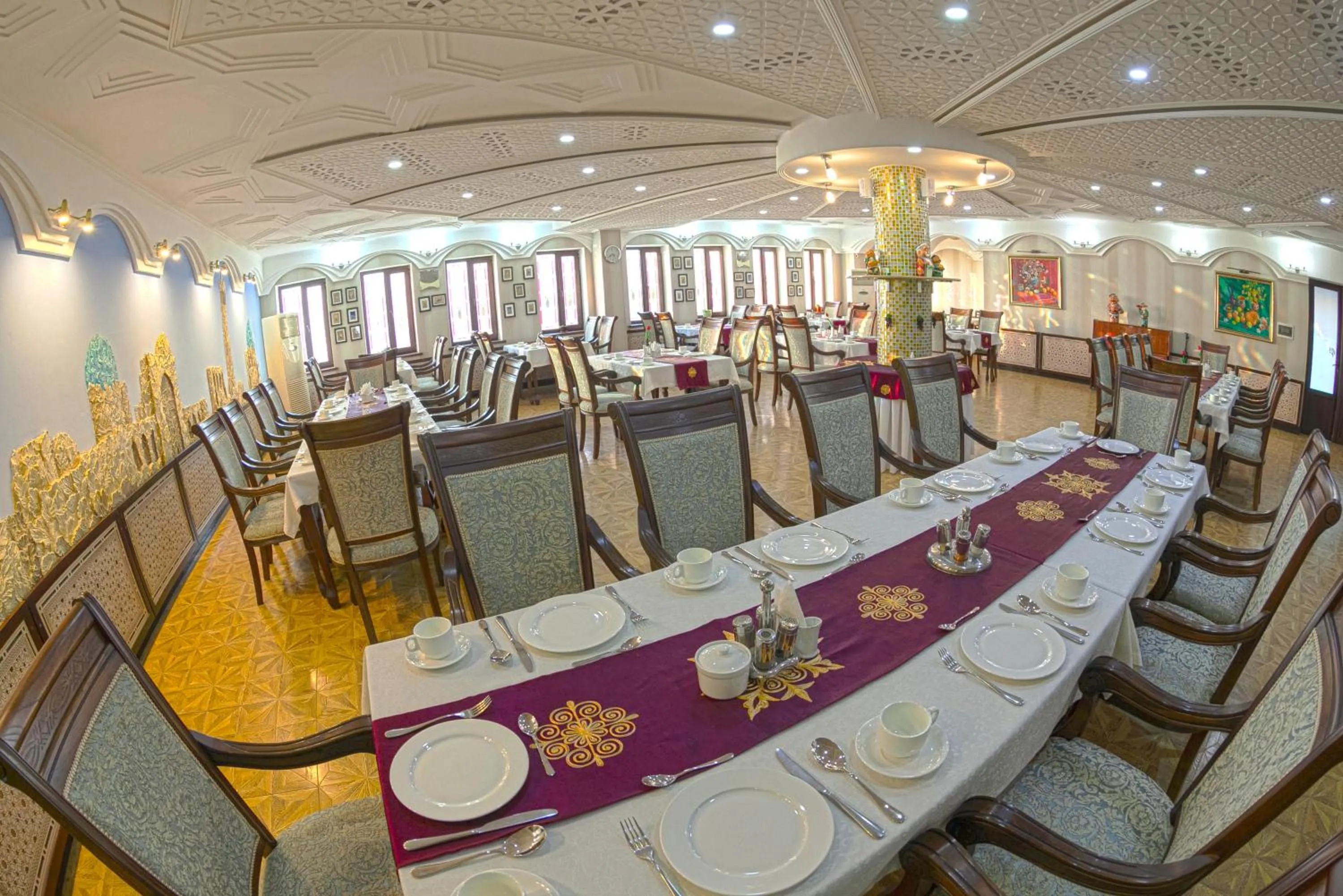 Restaurant/places to eat in Zargaron Plaza