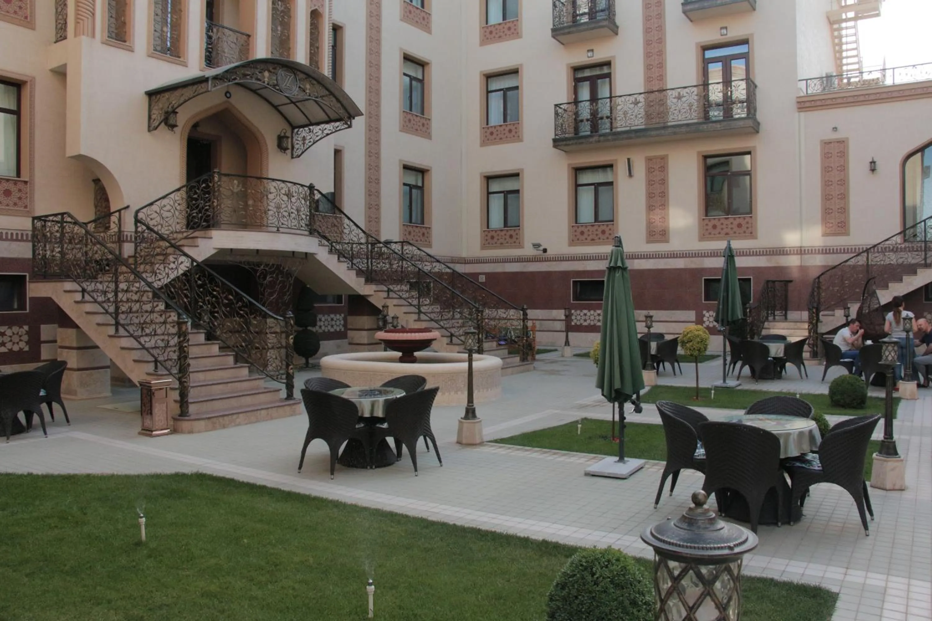 Inner courtyard view in Zargaron Plaza