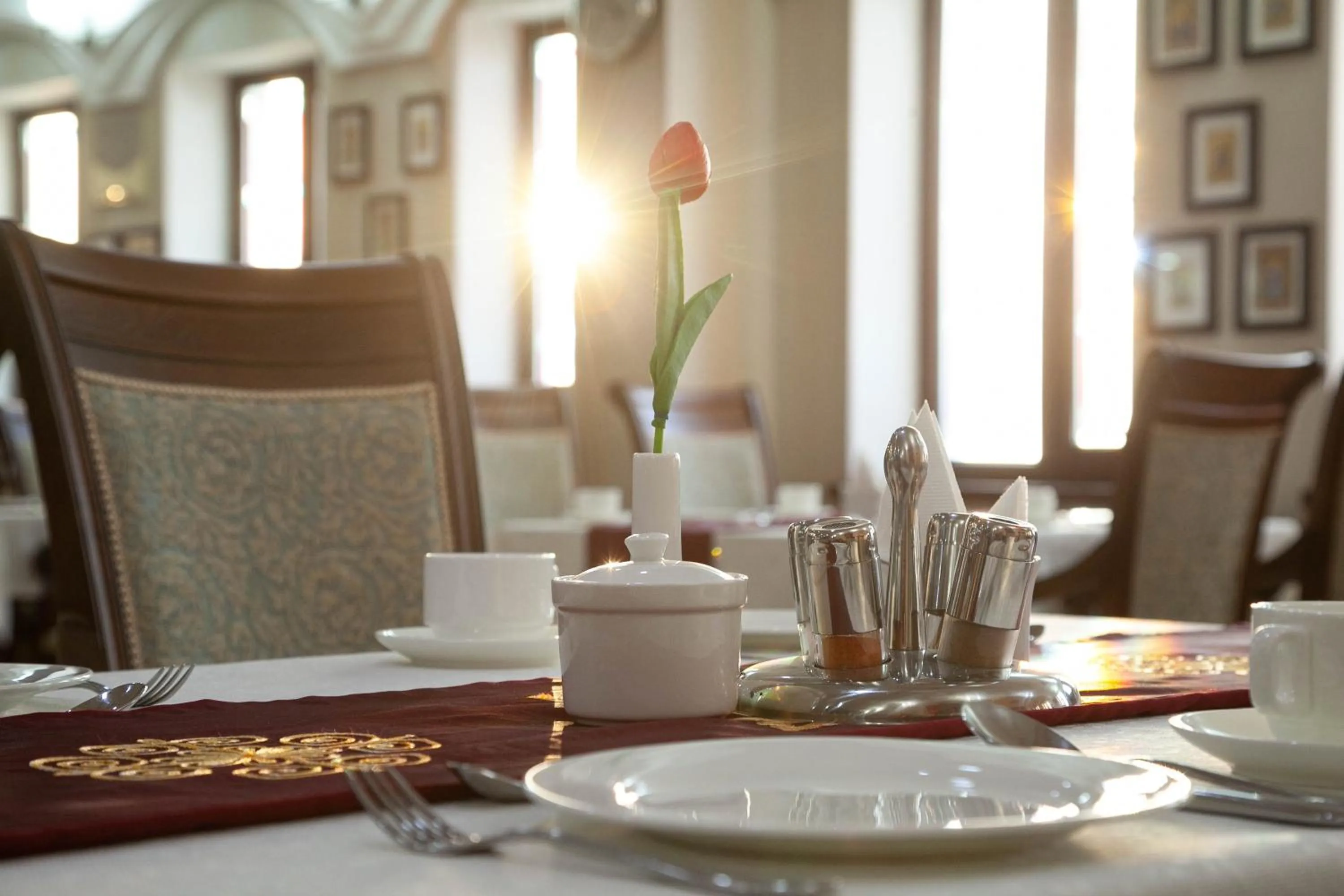 Breakfast in Zargaron Plaza