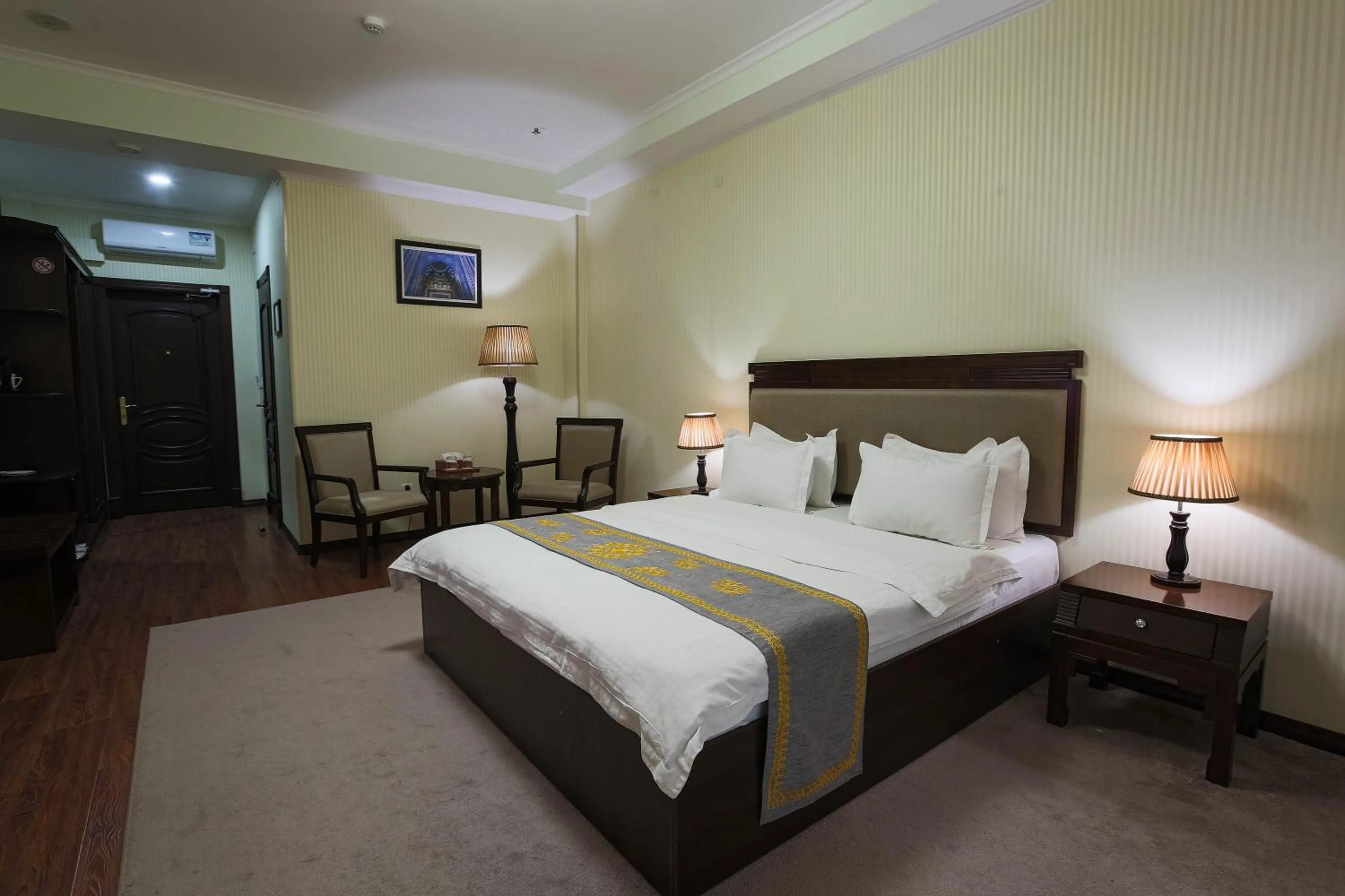 Photo of the whole room in Zargaron Plaza