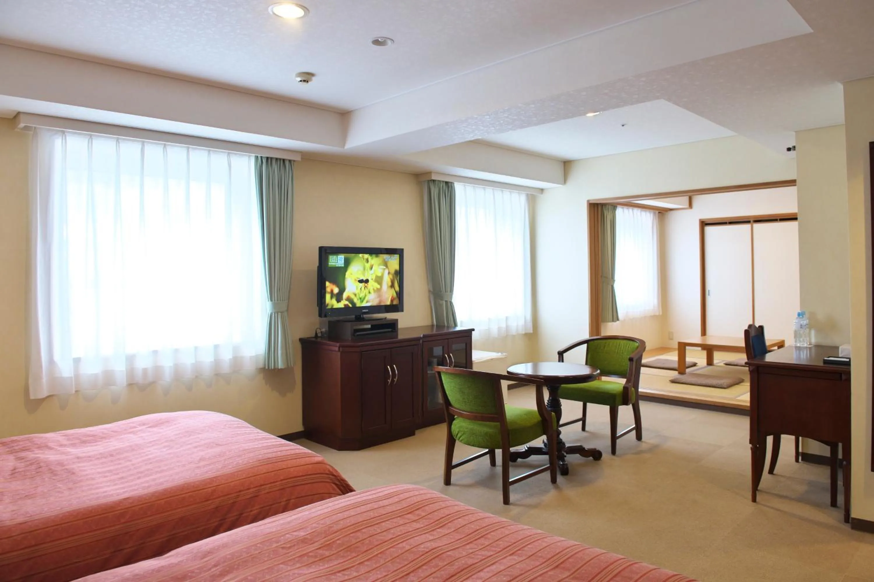 Living room, Bed in Chitose Station Hotel