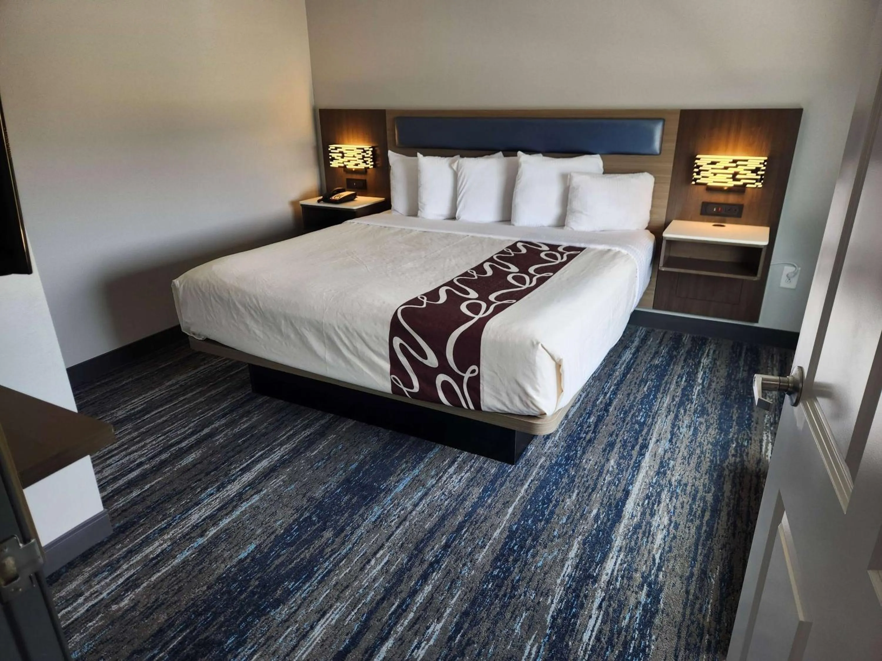 Photo of the whole room, Bed in La Quinta by Wyndham Warner Robins - Robins AFB