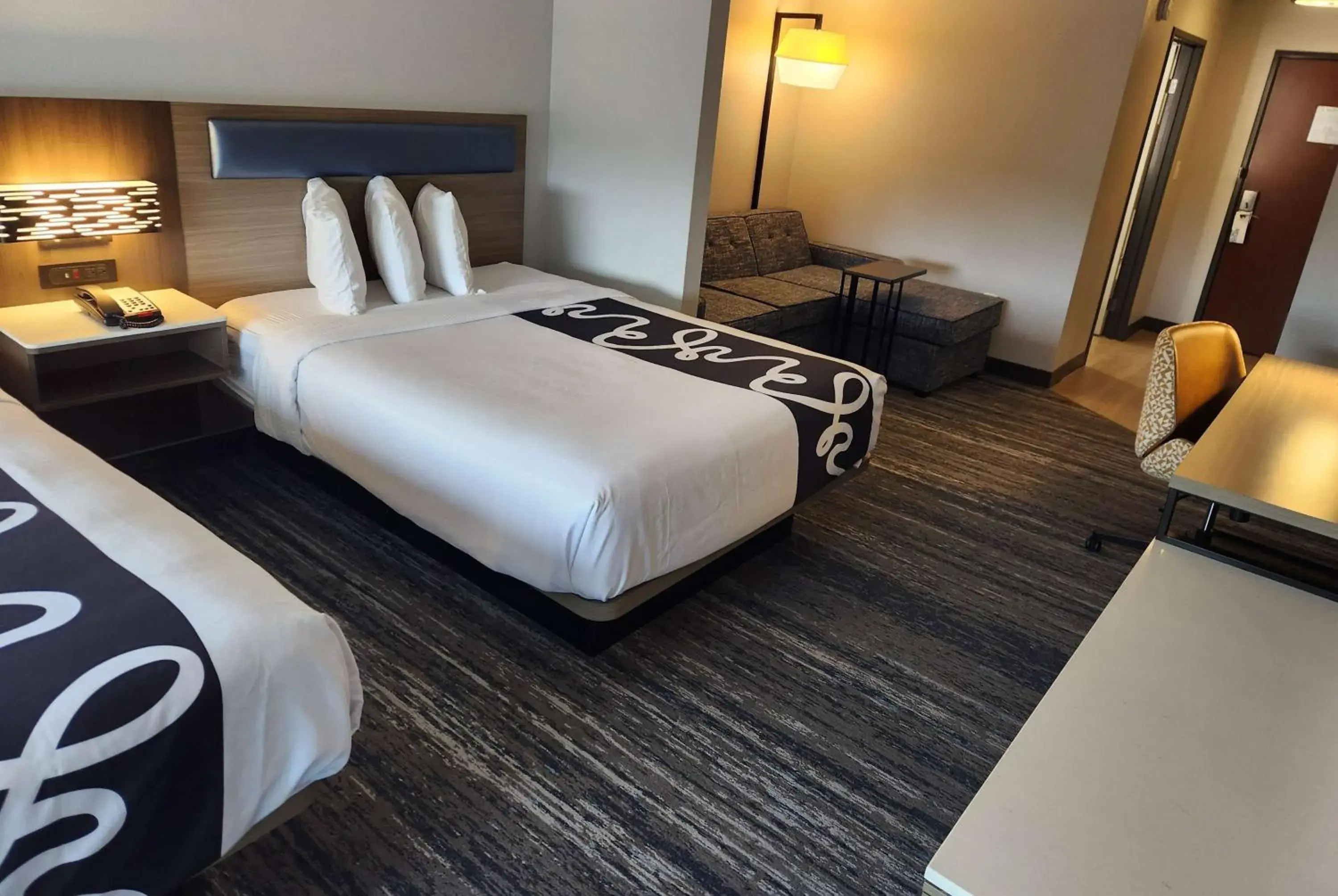 Photo of the whole room, Bed in La Quinta by Wyndham Warner Robins - Robins AFB Photo of the whole room, Bed in La Quinta by Wyndham Warner Robins - Robins AFB