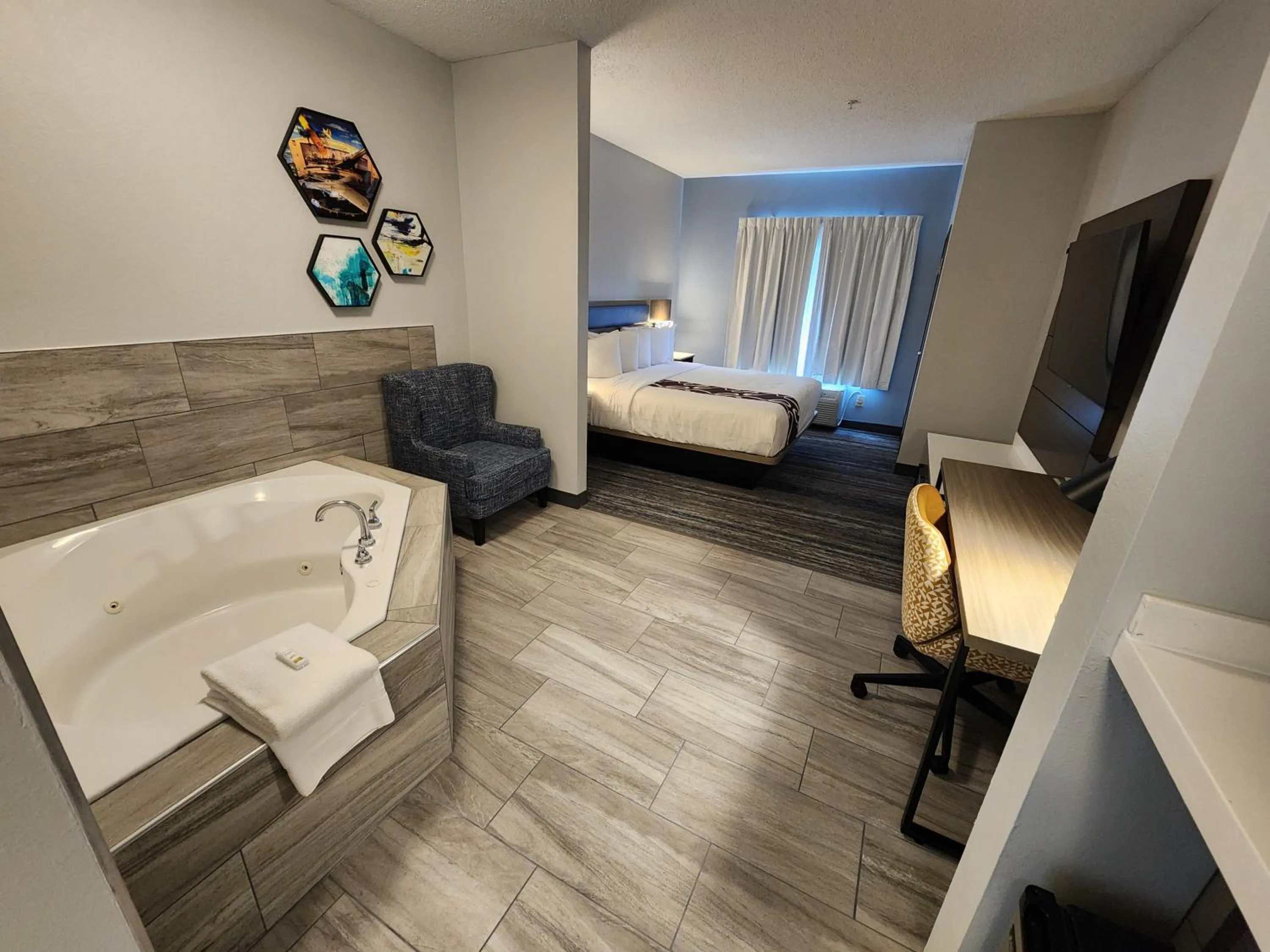 Property building, Bed in La Quinta by Wyndham Warner Robins - Robins AFB