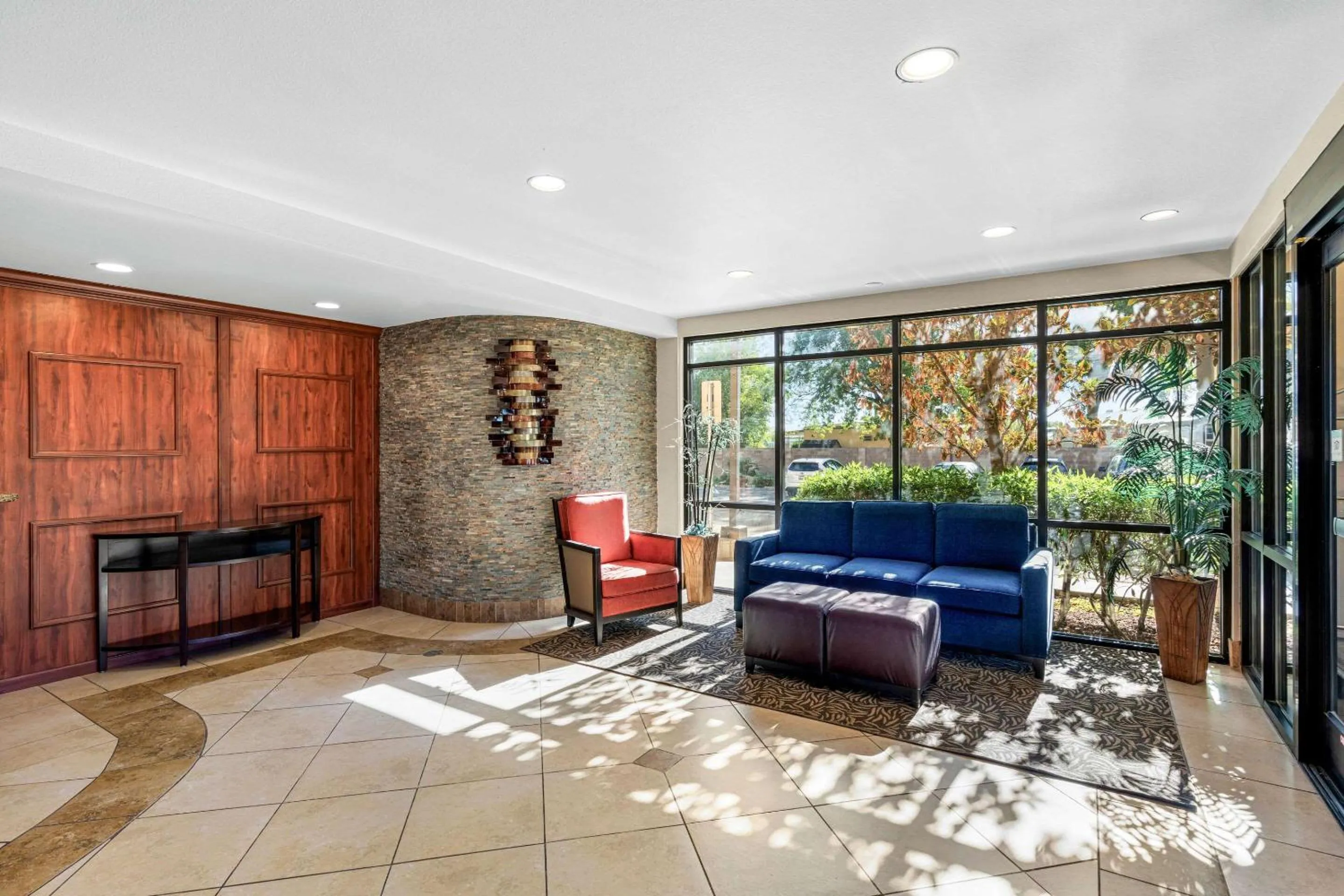 Lobby or reception in Comfort Suites Vacaville-Napa Valley Area